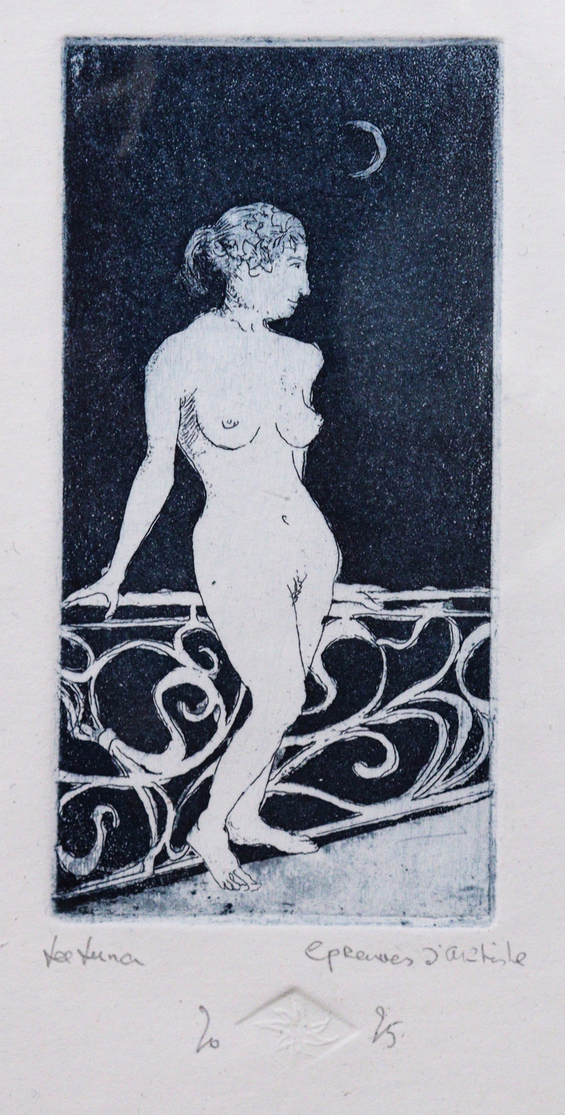 Original Radierung von Frank Lindenberg, Titel "La Luna", Detailansicht. Weiblicher Akt an Ballustrade lehnend, vor nächtlichem Himmel mit Sichelmond.  Radierung auf Karton, Farbe blau-schwarz erhältlich bei Galerie Waldbach - What The Artist Made