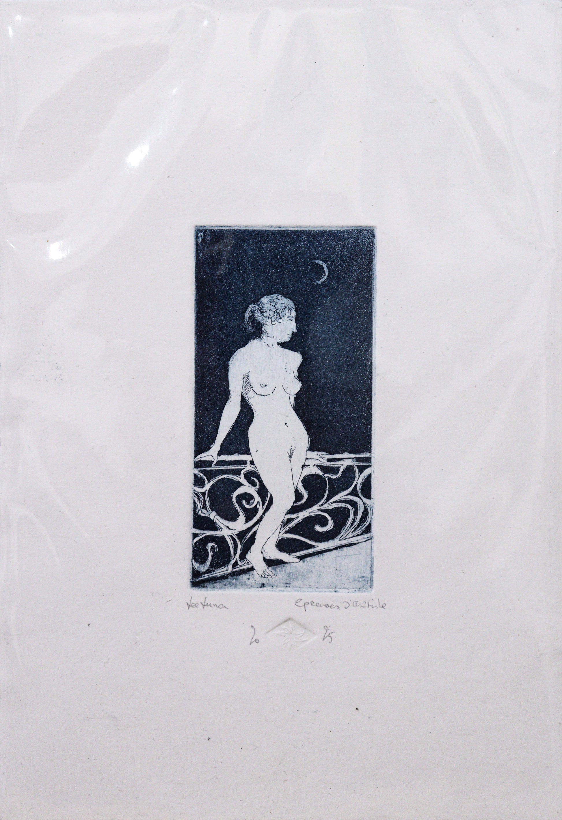 Original Radierung von Frank Lindenberg, Titel "La Luna". Weiblicher Akt an Ballustrade lehnend, vor nächtlichem Himmel mit Sichelmond.  Radierung auf Karton, Farbe blau-schwarz erhältlich bei Galerie Waldbach - What The Artist Made
