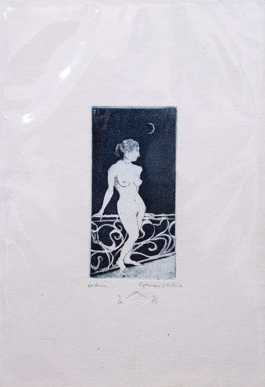 Original Radierung von Frank Lindenberg, Titel "La Luna". Weiblicher Akt an Ballustrade lehnend, vor nächtlichem Himmel mit Sichelmond.  Radierung auf Karton, Farbe blau-schwarz erhältlich bei Galerie Waldbach - What The Artist Made