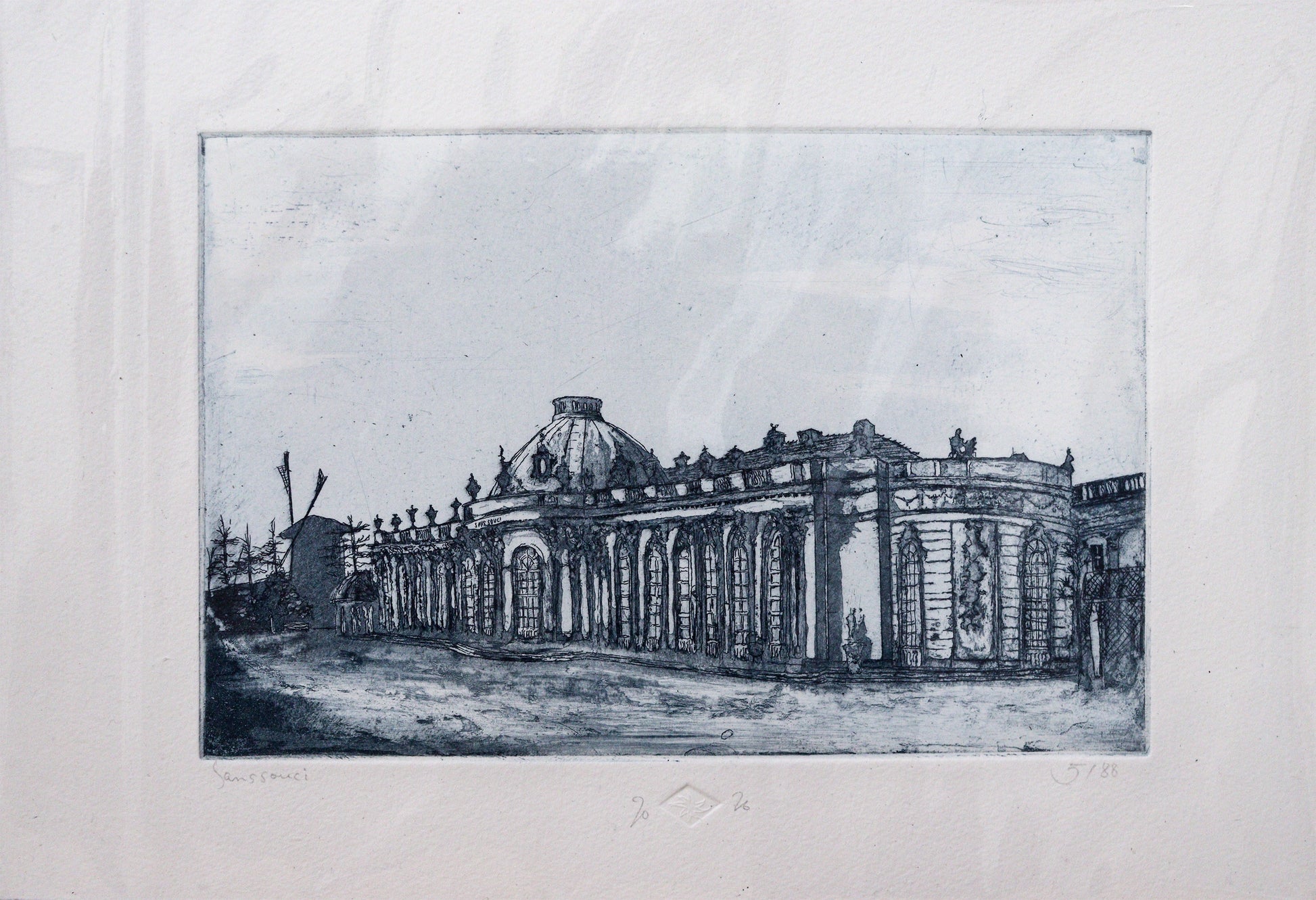 Original Radierung von Frank Lindenberg, Titel "Sanssouci". Blick auf die Südseite vom Schloss Sanssouci.  Im Hintergrund sind die Umrisse der Historischen Mühle erkennbar. Radierung auf Karton, Farbe blau-schwarz erhältlich bei Galerie Waldbach - What The Artist Made