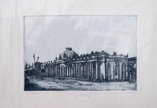 Original Radierung von Frank Lindenberg, Titel "Sanssouci". Blick auf die Südseite vom Schloss Sanssouci.  Im Hintergrund sind die Umrisse der Historischen Mühle erkennbar. Radierung auf Karton, Farbe blau-schwarz erhältlich bei Galerie Waldbach - What The Artist Made