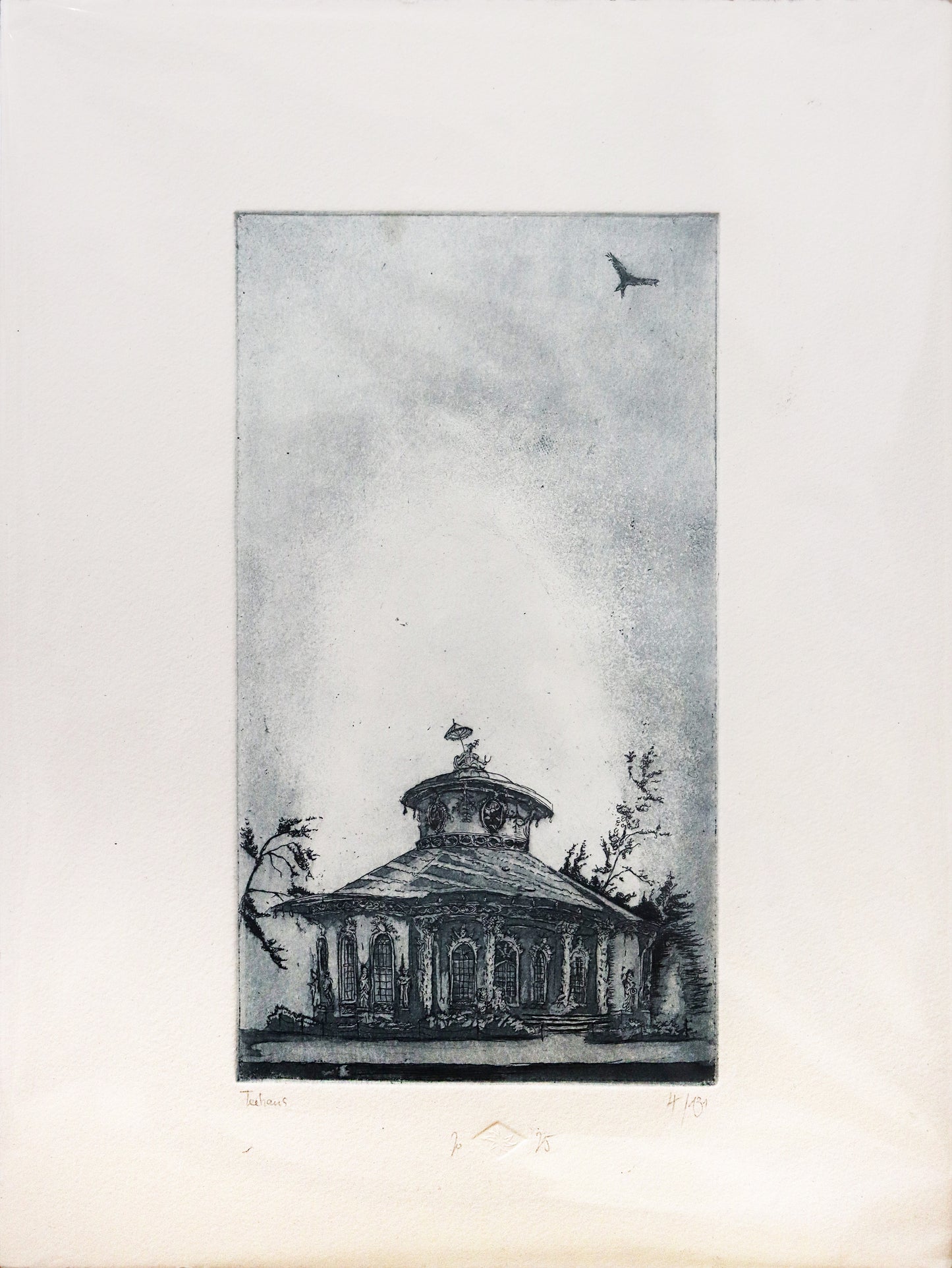 Original Radierung von Frank Lindenberg, Titel "Teehaus". Ansicht des Teehauses im Park Sanssouci in Potdsdam. Teehaus im unteren Drittel der Radierung, darüber ein fast leerer Himmel mit Vogel oben rechts in der Ecke.  Radierung auf Karton in schwarzblau, erhältlich bei Galerie Waldbach - What The Artist Made