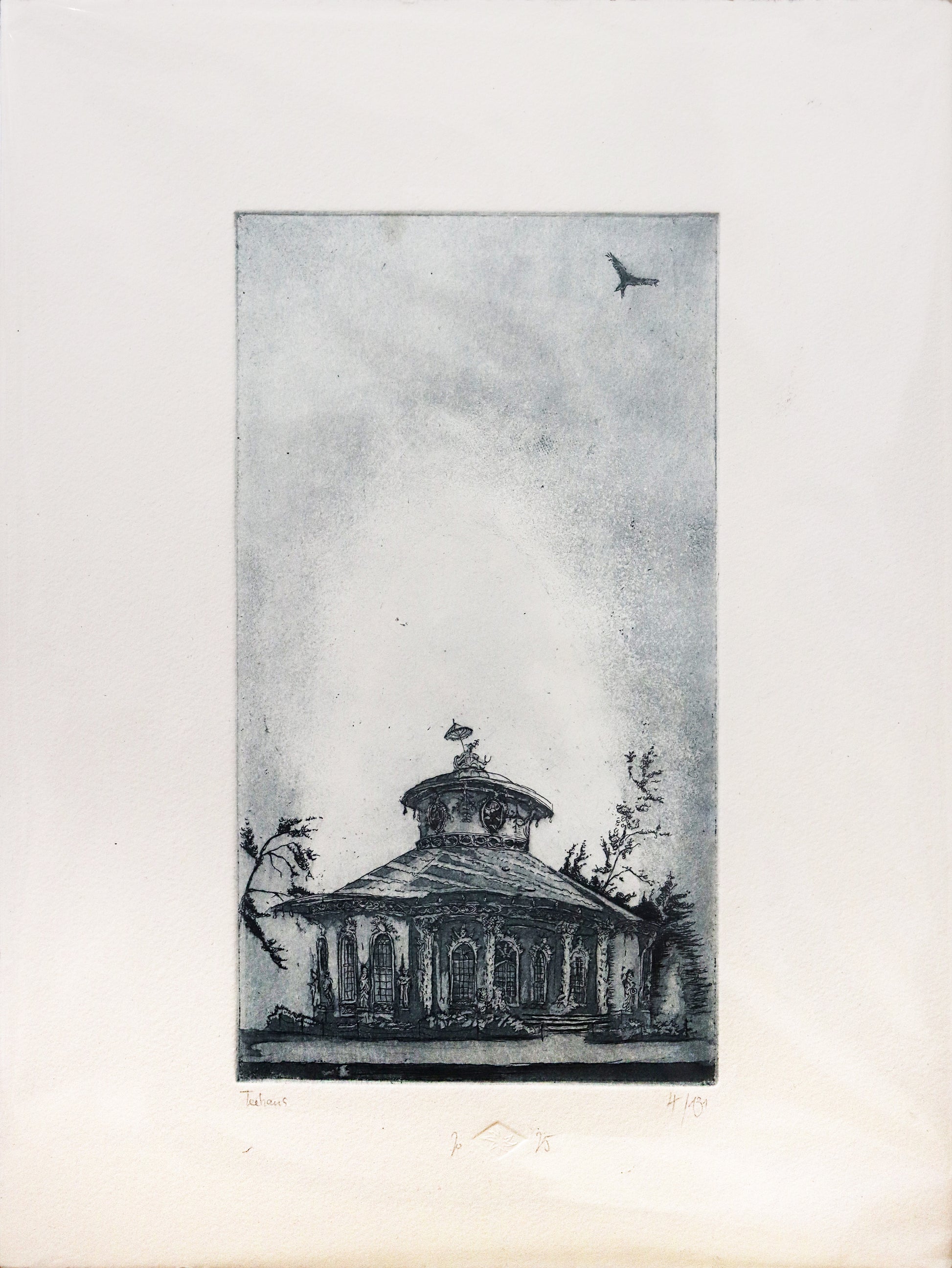 Original Radierung von Frank Lindenberg, Titel "Teehaus". Ansicht des Teehauses im Park Sanssouci in Potdsdam. Teehaus im unteren Drittel der Radierung, darüber ein fast leerer Himmel mit Vogel oben rechts in der Ecke.  Radierung auf Karton in schwarzblau, erhältlich bei Galerie Waldbach - What The Artist Made
