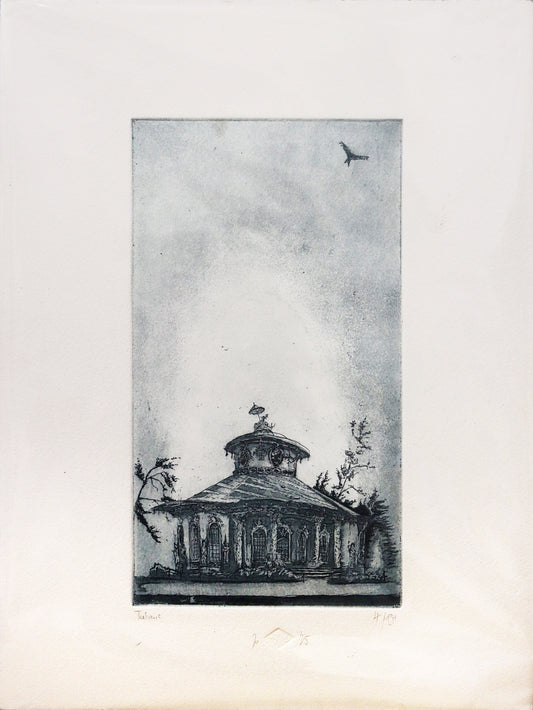Original Radierung von Frank Lindenberg, Titel "Teehaus". Ansicht des Teehauses im Park Sanssouci in Potdsdam. Teehaus im unteren Drittel der Radierung, darüber ein fast leerer Himmel mit Vogel oben rechts in der Ecke.  Radierung auf Karton in schwarzblau, erhältlich bei Galerie Waldbach - What The Artist Made