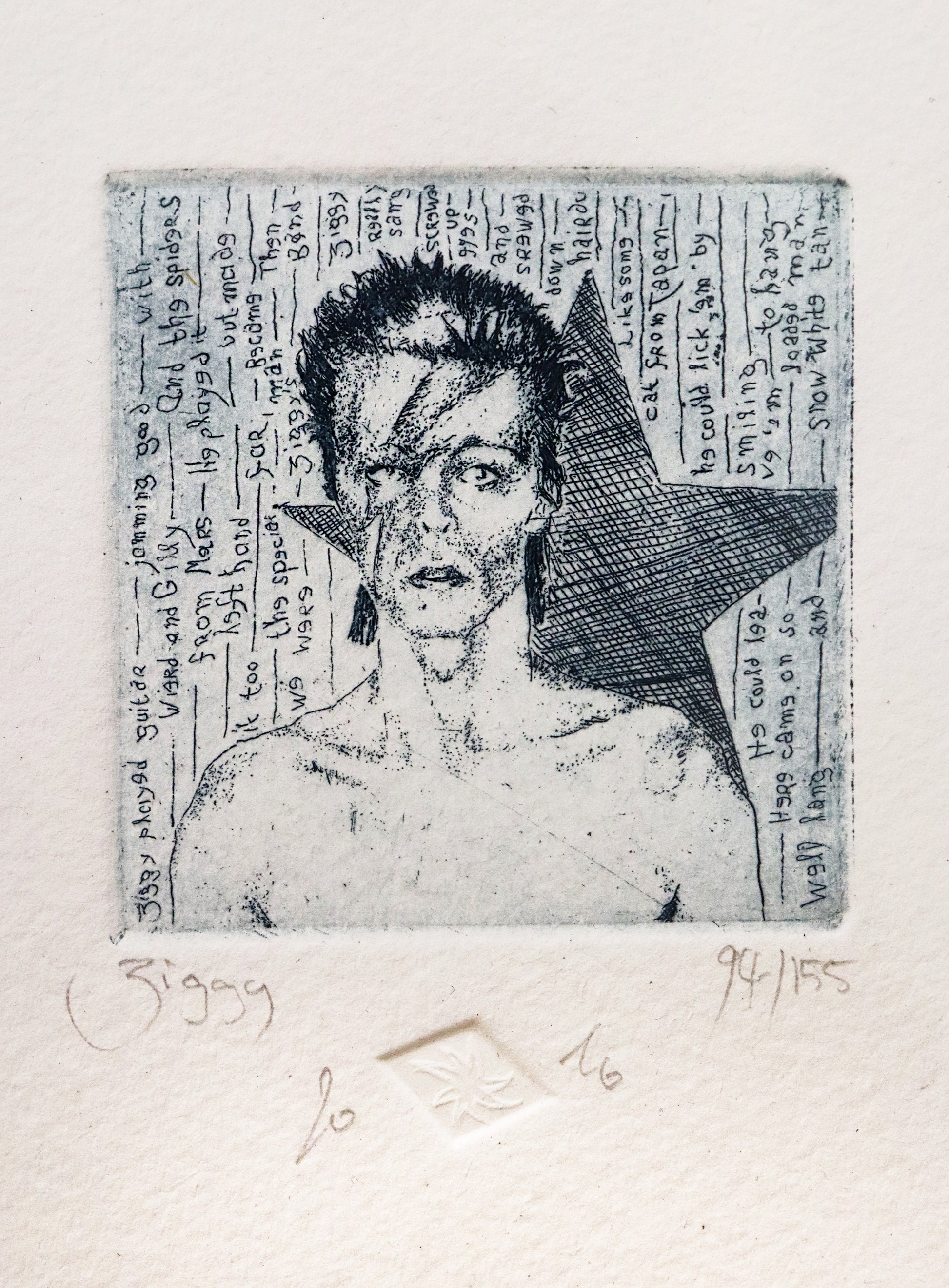 Original Radierung von Frank Lindenberg, Titel: "Ziggy". Porträt von David Bowie als Ziggy Stardust, Detailansicht mit Titel, Signatur, Auflagennummer.  Radierung auf Karton in schwarzblau, erhältlich bei Galerie Waldbach - What The Artist Made