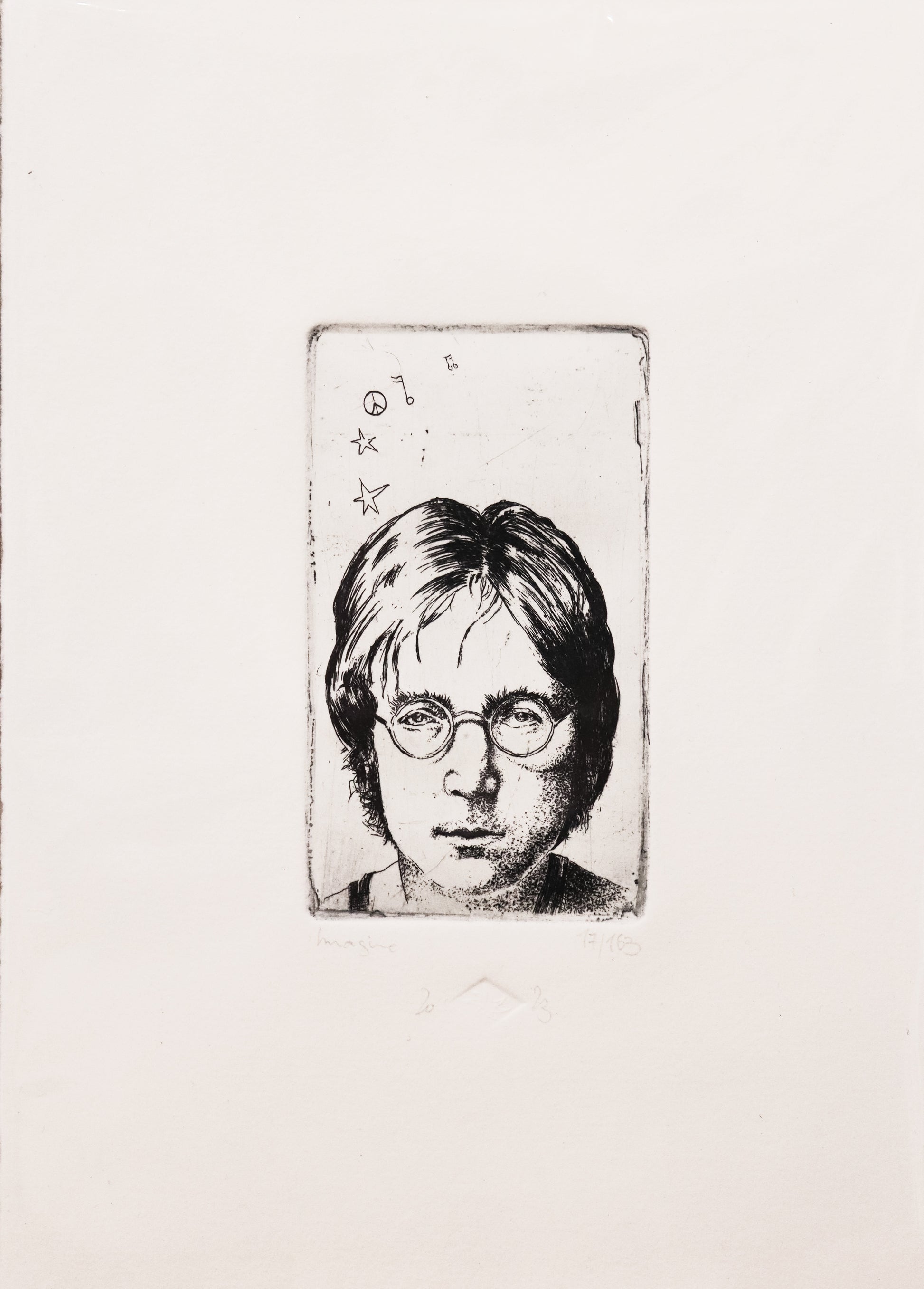 Original Radierung von Frank Lindenberg, Titel: "imagine". Porträt von John Lennon, über seinem Kopf Musiknoten, Sterne und das Peace-Zeichen schwebend, auf linker Seite.  Radierung auf Karton in schwarz, erhältlich bei Galerie Waldbach - What The Artist Made