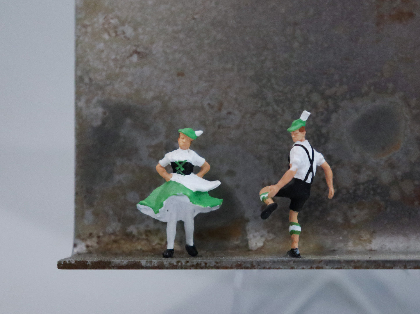 Original Objekt - Assemblage von Katrin Schramm, Titel „Auf der Balz...“ – Metallwinkel mit Miniatur-Figuren, Detailansicht. Objektcollage, erhältlich bei Galerie Waldbach - What The Artist Made