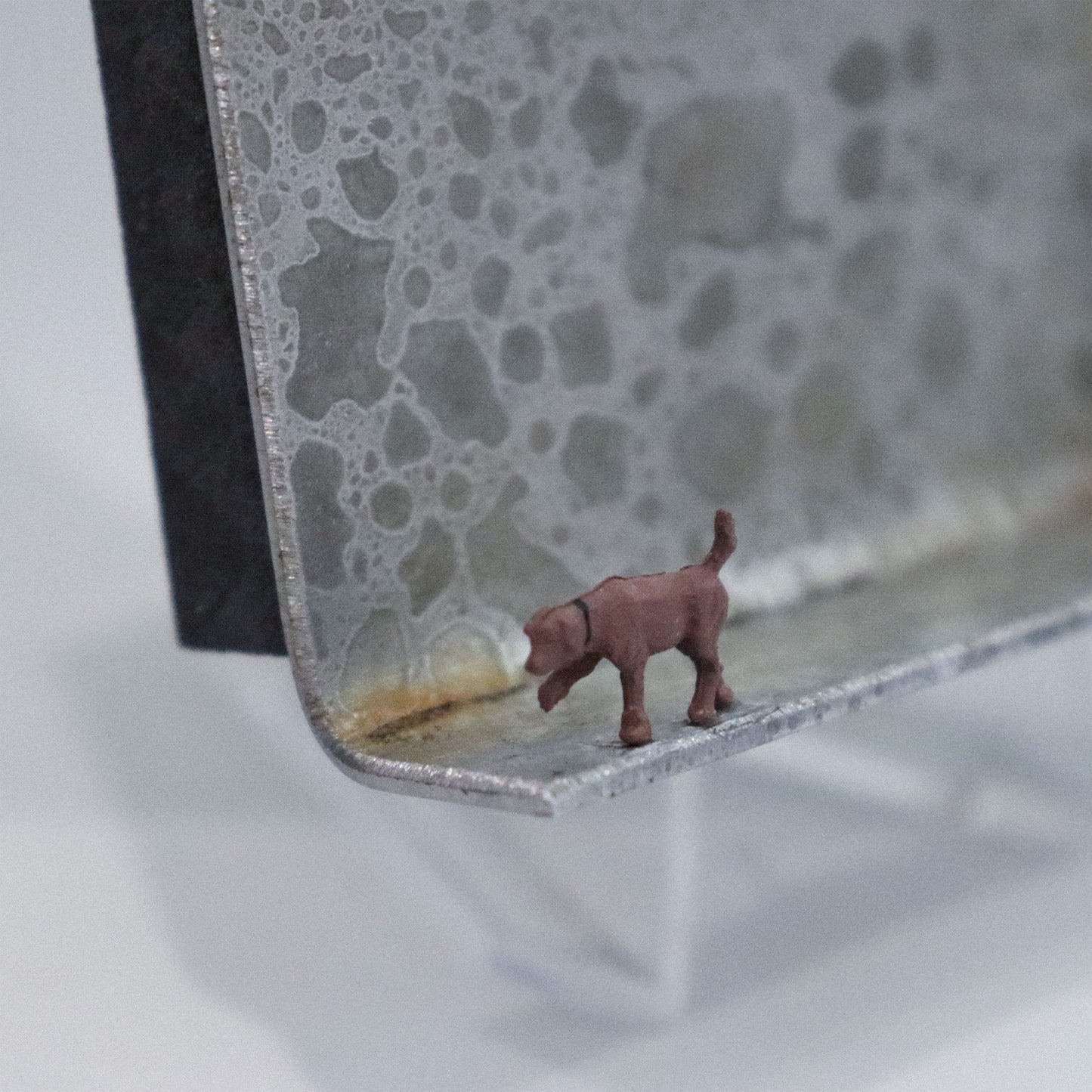 Original Objekt - Assemblage von Katrin Schramm, Titel „Jagd ohne Hund ist...“ – Metallwinkel mit Miniatur-Figuren, Detailansicht. Objektcollage, erhältlich bei Galerie Waldbach - What The Artist Made
