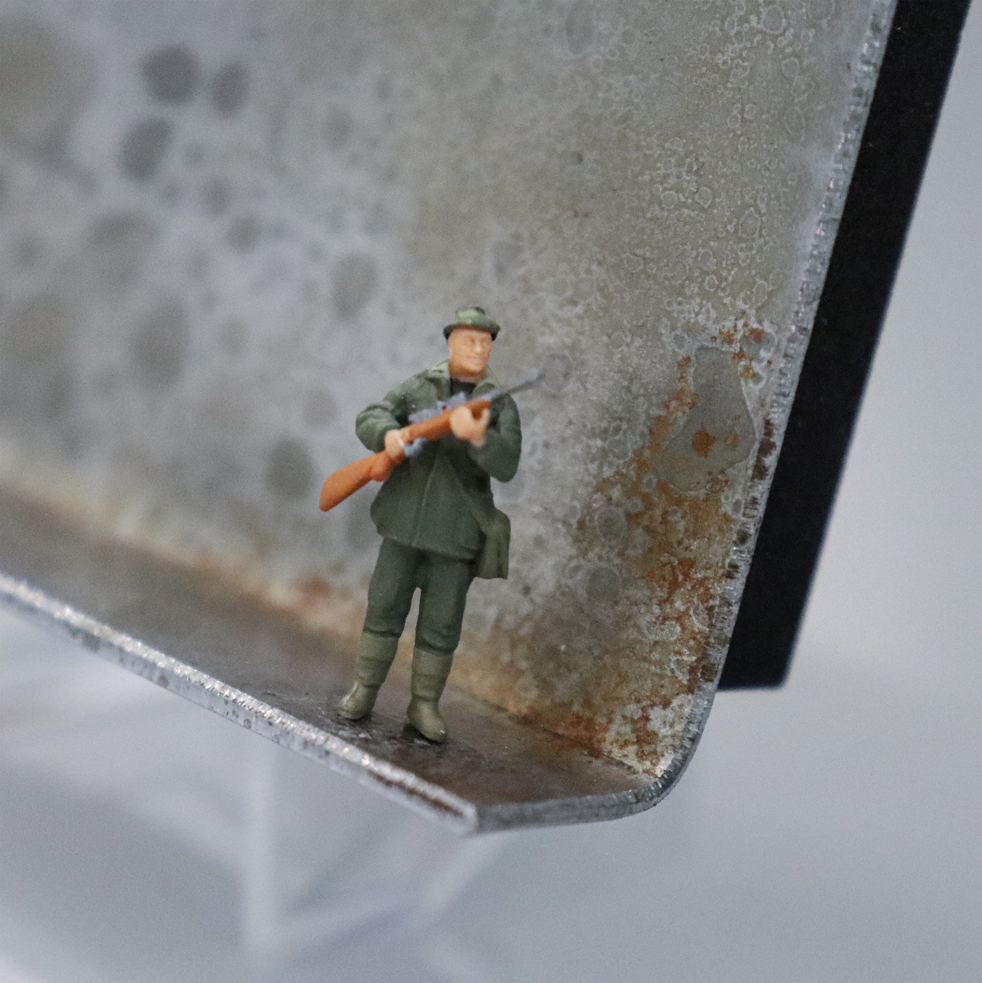 Original Objekt - Assemblage von Katrin Schramm, Titel „Jagd ohne Hund ist...“ – Metallwinkel mit Miniatur-Figuren, Detailansicht. Objektcollage, erhältlich bei Galerie Waldbach - What The Artist Made