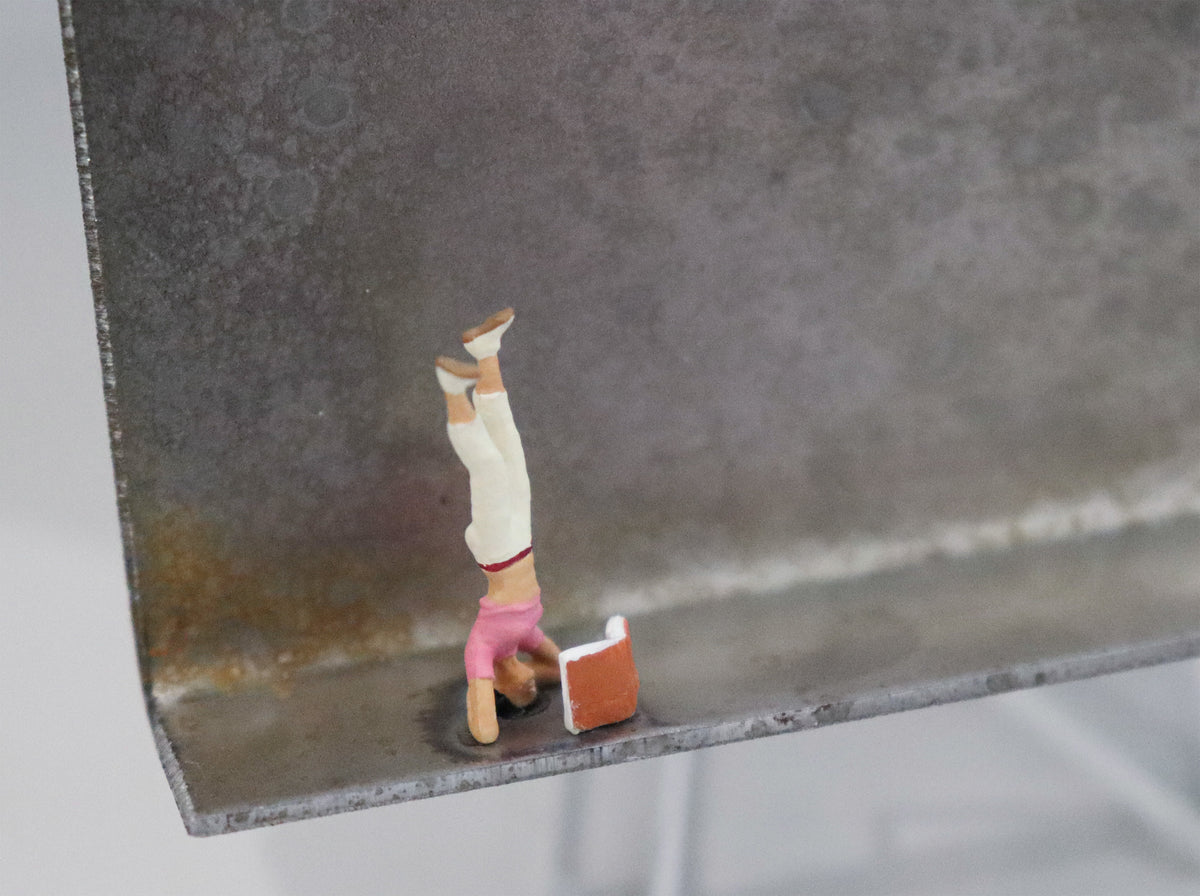 Original Objekt - Assemblage von Katrin Schramm, Titel „180 °“ – Metallwinkel mit Miniatur-Figur, Detailansicht. Objektcollage, erhältlich bei Galerie Waldbach - What The Artist Made
