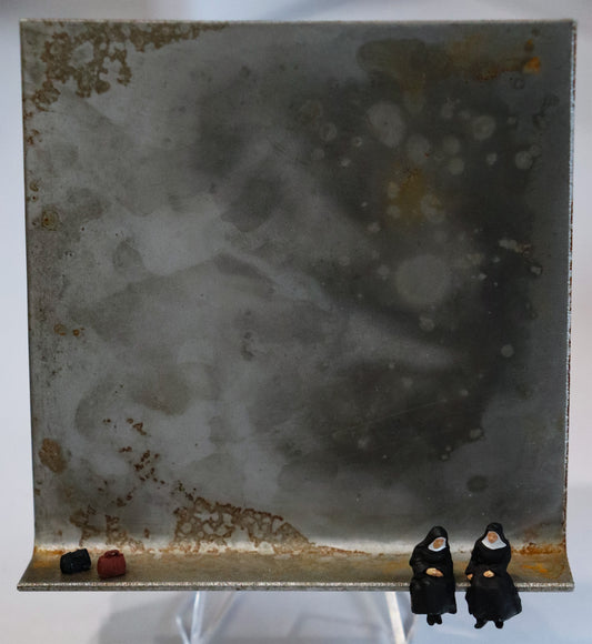 Original Objekt - Assemblage von Katrin Schramm, Titel „Ach Gott...“ – Metallwinkel mit Miniatur-Figuren:  Zwei Nonnen sitzen im schwarz-weißen Habit am linken Rand des Metallwinkels. Rechts von ihnen stehen zwei  schwarze Reisetaschen. Dahinter das Metall des Winkels mit Struktur, als Hintergrund. - Objektcollage, erhältlich bei Galerie Waldbach - What The Artist Made