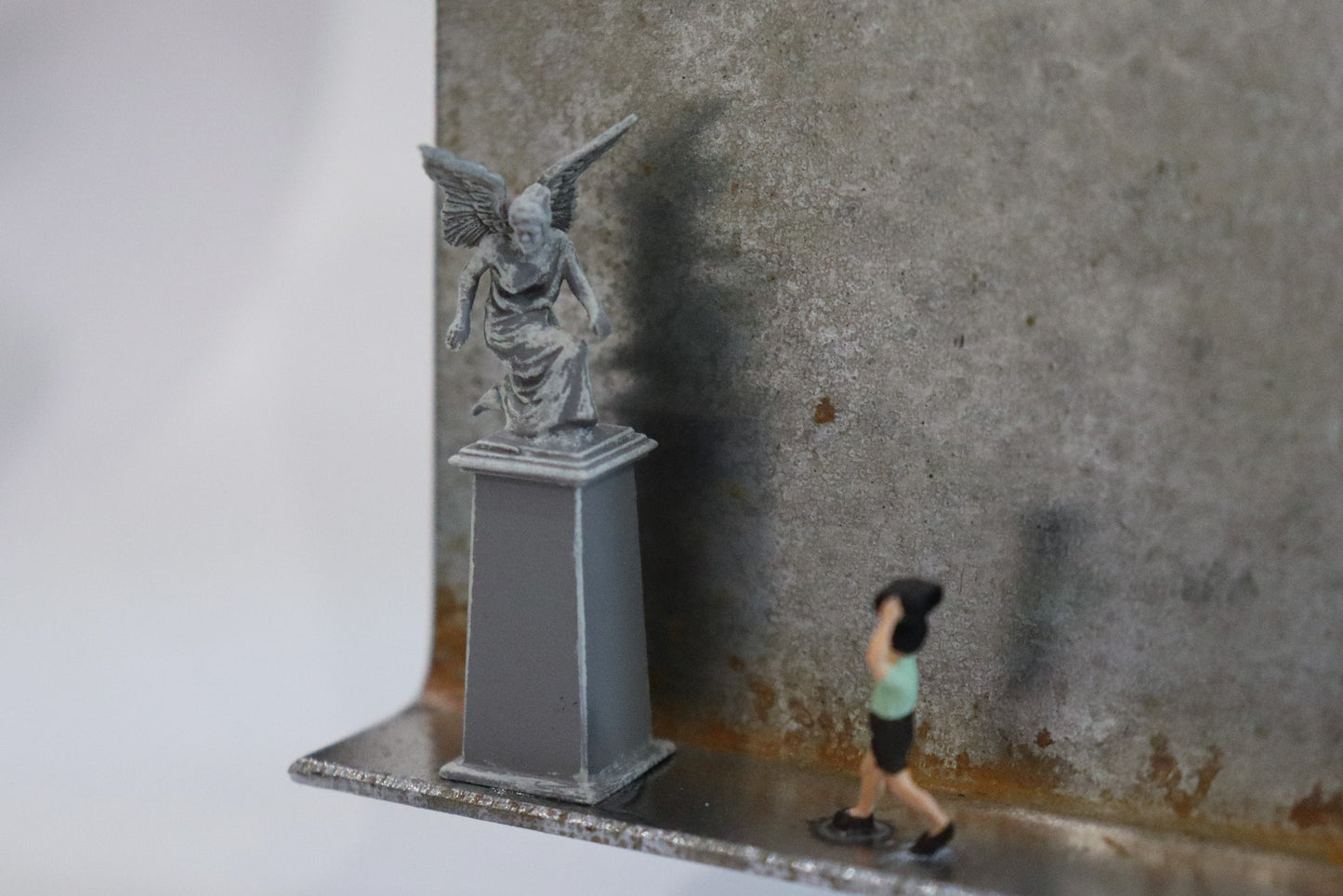 Original Objekt - Assemblage von Katrin Schramm, Titel „Alle haben einen verdient“  – Metallwinkel mit Miniatur-Figuren, Detailansicht. Objektcollage, erhältlich bei Galerie Waldbach - What The Artist Made