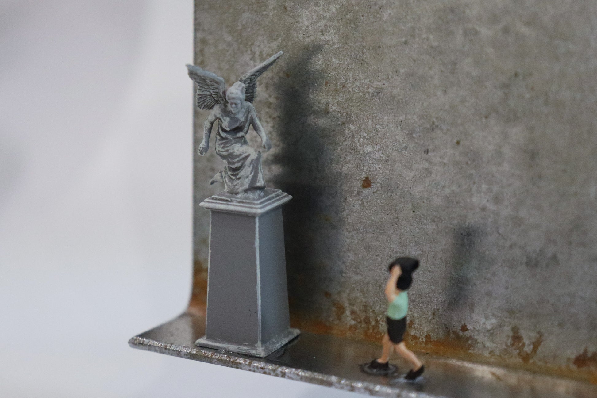 Original Objekt - Assemblage von Katrin Schramm, Titel „Alle haben einen verdient“  – Metallwinkel mit Miniatur-Figuren, Detailansicht. Objektcollage, erhältlich bei Galerie Waldbach - What The Artist Made