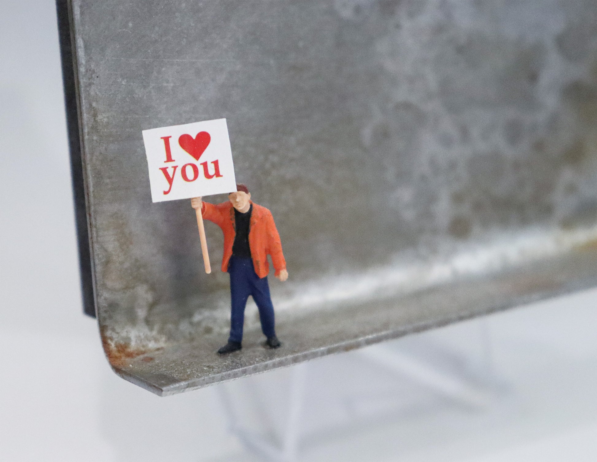 Original Objekt - Assemblage von Katrin Schramm, Titel „Einfach so!“  – Metallwinkel mit Miniatur-Figur, Detailansicht. Objektcollage, erhältlich bei Galerie Waldbach - What The Artist Made