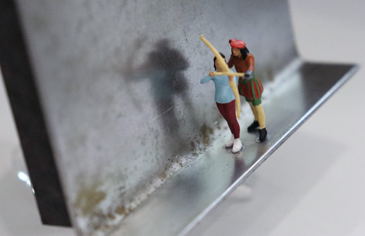 Original Objekt - Assemblage von Katrin Schramm, Titel „Pock-Zisch-Ffft!“ – Metallwinkel mit Miniatur-Figuren, Detailansicht. Objektcollage, erhältlich bei Galerie Waldbach - What The Artist Made