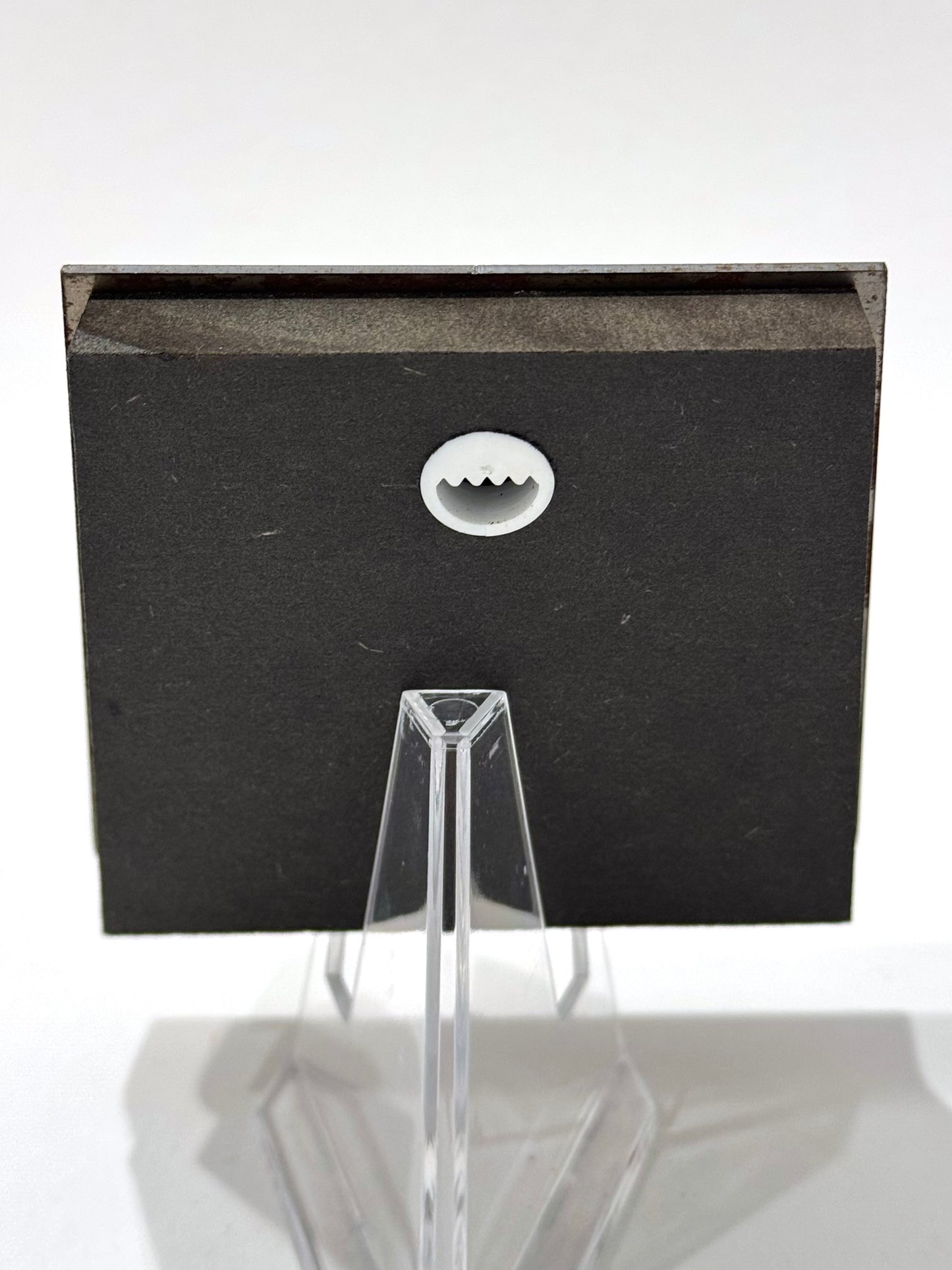 Original Objekt - Assemblage von Katrin Schramm, Metallwinkel mit Figuren, Rückansicht mit Befestigung für  Aufhängung. Objektcollage, erhältlich bei What The Artist Made