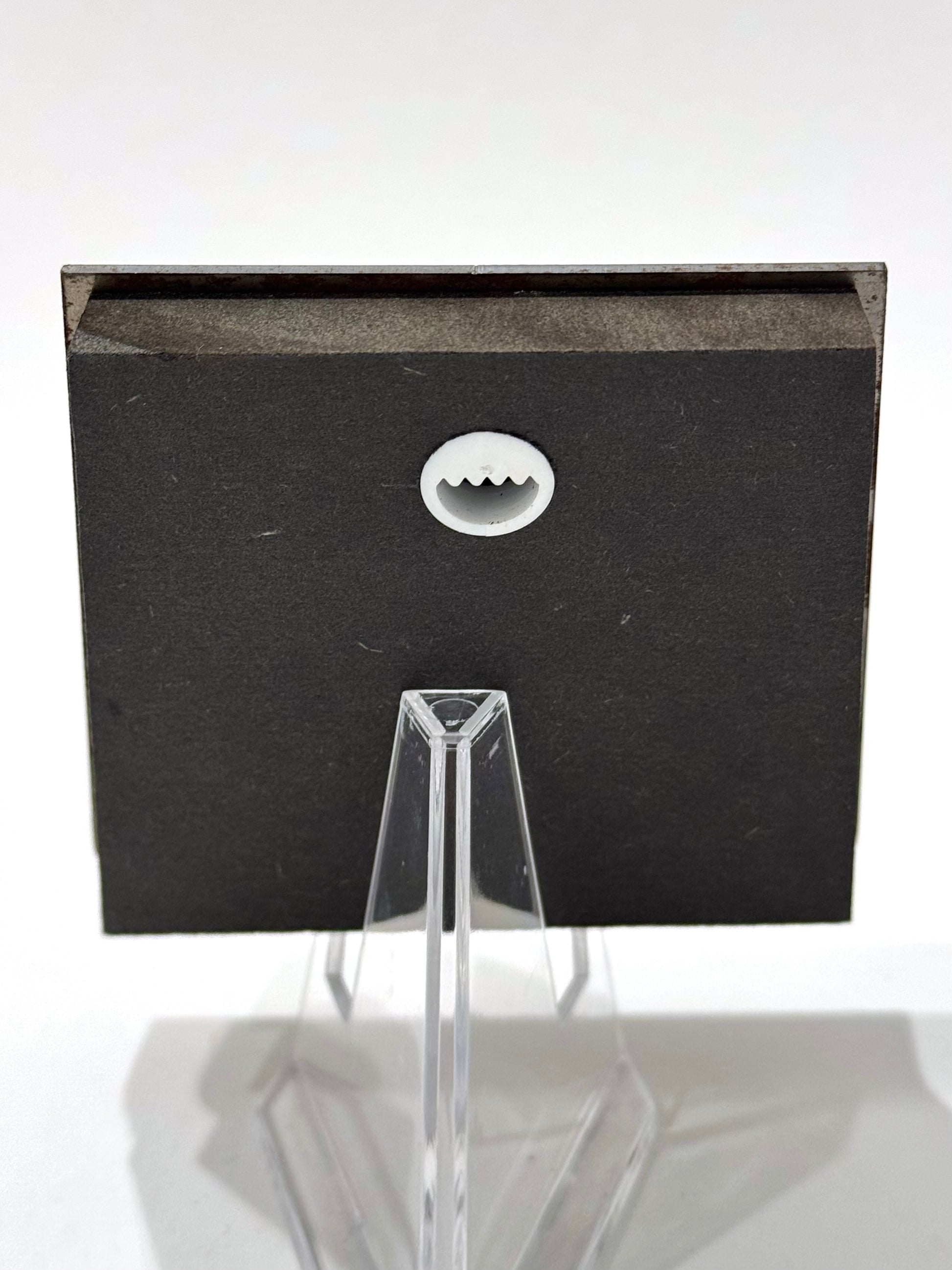 Original Objekt - Assemblage von Katrin Schramm, Metallwinkel mit Figuren, Rückansicht mit Befestigung für  Aufhängung. Objektcollage, erhältlich bei What The Artist Made