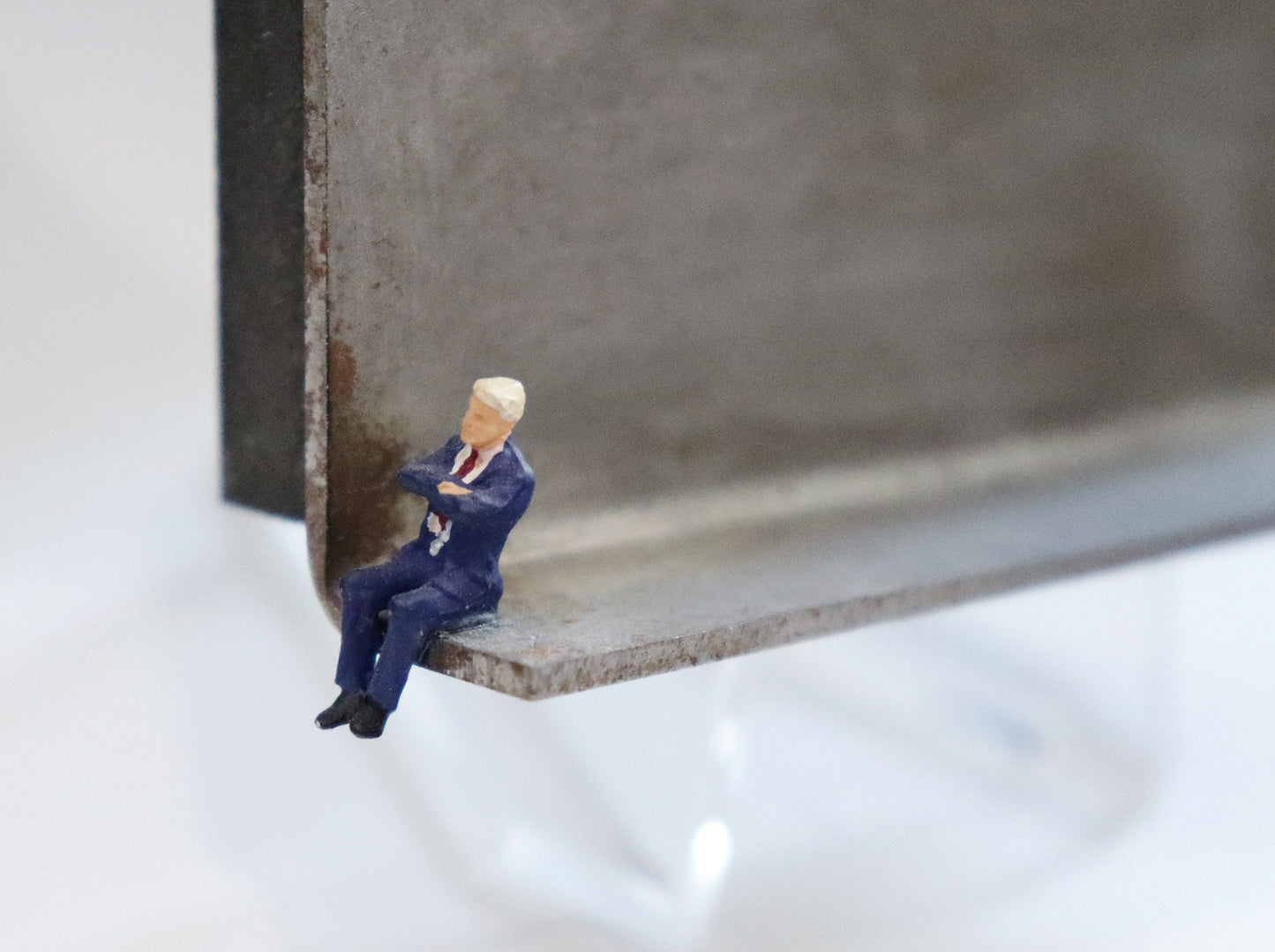 Original Objekt - Assemblage von Katrin Schramm, Titel „Warten auf Godot.“  – Metallwinkel mit Miniatur-Figuren, Detailansicht. Objektcollage, erhältlich bei Galerie Waldbach - What The Artist Made
