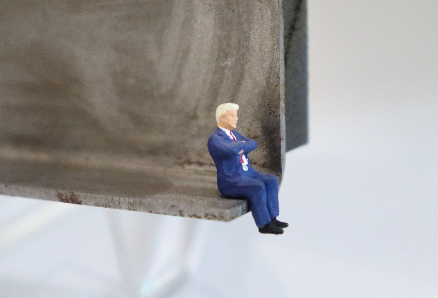Original Objekt - Assemblage von Katrin Schramm, Titel „Warten auf Godot.“  – Metallwinkel mit Miniatur-Figuren, Detailansicht. Objektcollage, erhältlich bei Galerie Waldbach - What The Artist Made