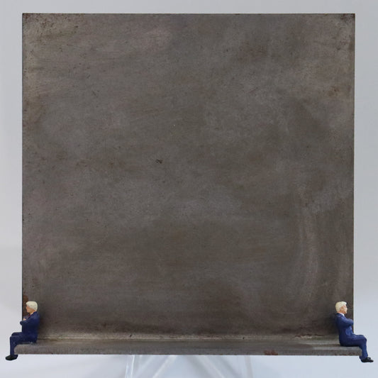 Original Objekt - Assemblage von Katrin Schramm, Titel „Warten auf Godot.“  – Metallwinkel mit Miniatur-Figuren: Zwei Männer in Anzügen sitzen mit verschränkten Armen jeweils am Rand des Winkels und schauen in die Ferne. Dahinter das Metall des Winkels mit Struktur, als Hintergrund. Objektcollage, erhältlich bei Galerie Waldbach - What The Artist Made