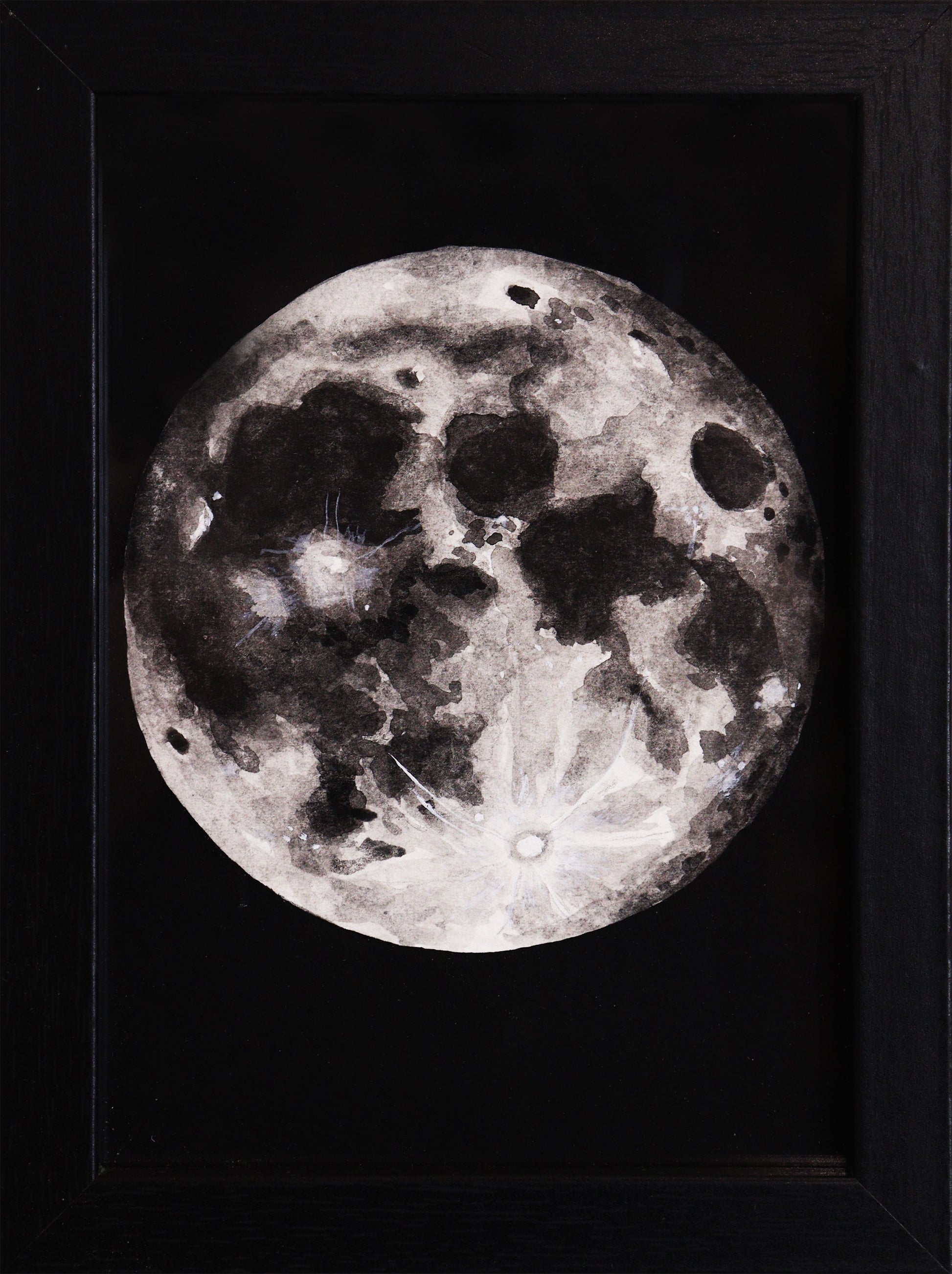 Original Aquarell-Malerei, Gemälde von Lisa Steinbrück, Titel „Luna“ – Darstellung des Mondes der Erde in Aquarell-Stil, schwarz-weiß und Grautöne auf schwarzem Grund, Aquarell auf Papier, gerahmt, schwarzer Rahmen,  erhältlich bei Galerie Waldbach - What The Artist Made
