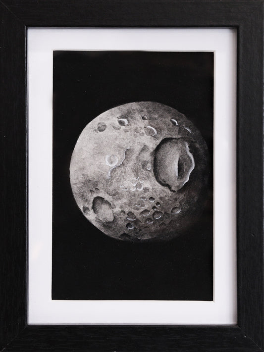 Original Aquarell-Malerei, Gemälde von Lisa Steinbrück, Titel „Mimas“ – Darstellung eines der Monde des Saturns in Aquarell-Stil, schwarz-weiß und Grautöne auf schwarzem Grund, Aquarell auf Papier, gerahmt, schwarzer Rahmen mit weißem Passepartout,  erhältlich bei Galerie Waldbach - What The Artist Made