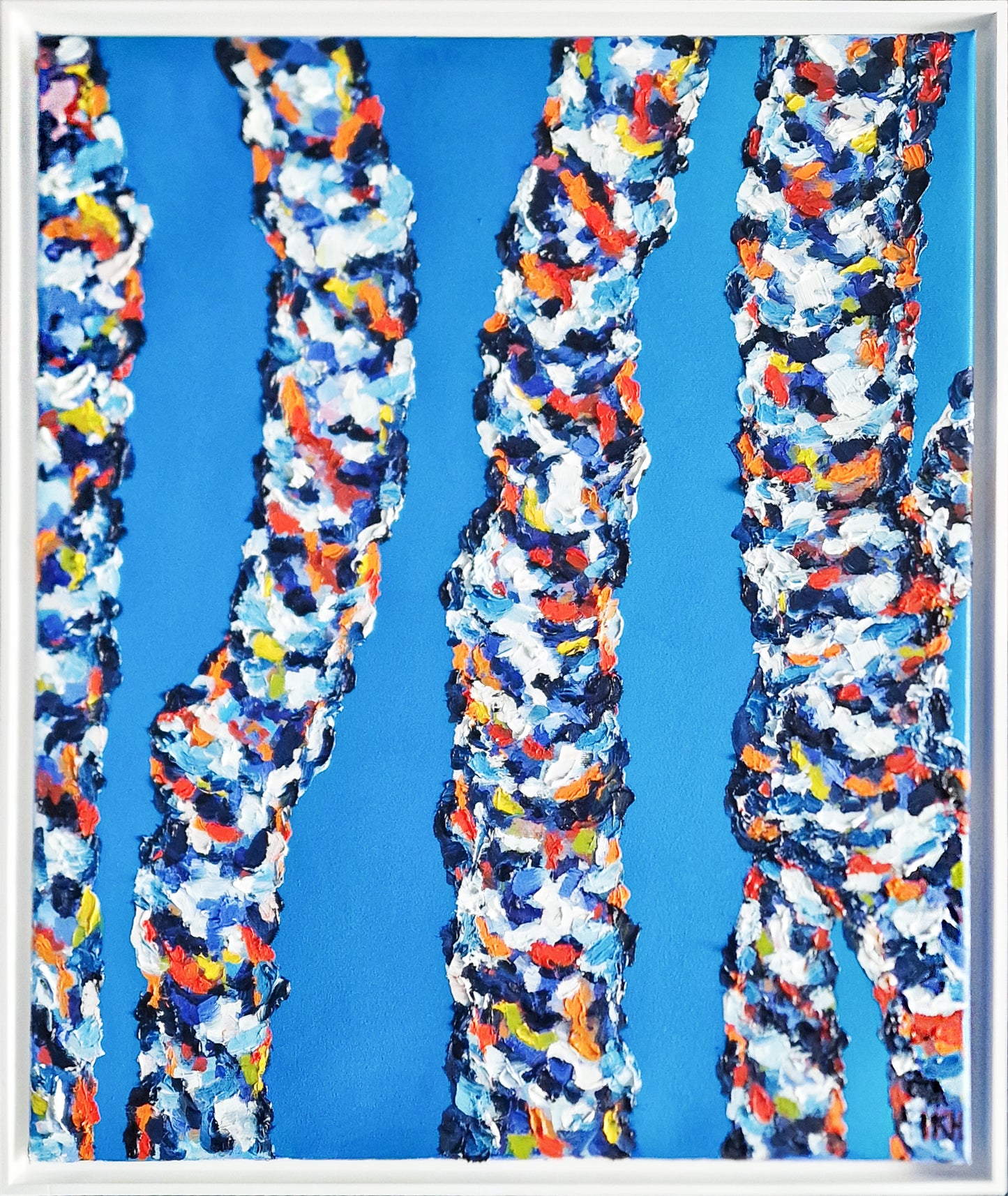 Original Öl-Malerei von Matthias Inselsberger, Titel "Birken VI". Impressionistische Darstellung von vier Birkenstämmen vor blauem Hintergrund. Die  Stämme tragen neben der weißen Fläche  die typischen dunklen Flecken  in Indigo, sowie weitere Farbflecken in rot, orange und gelb. Öl auf Leinwand, erhältlich bei Galerie Waldbach - What The Artist Made