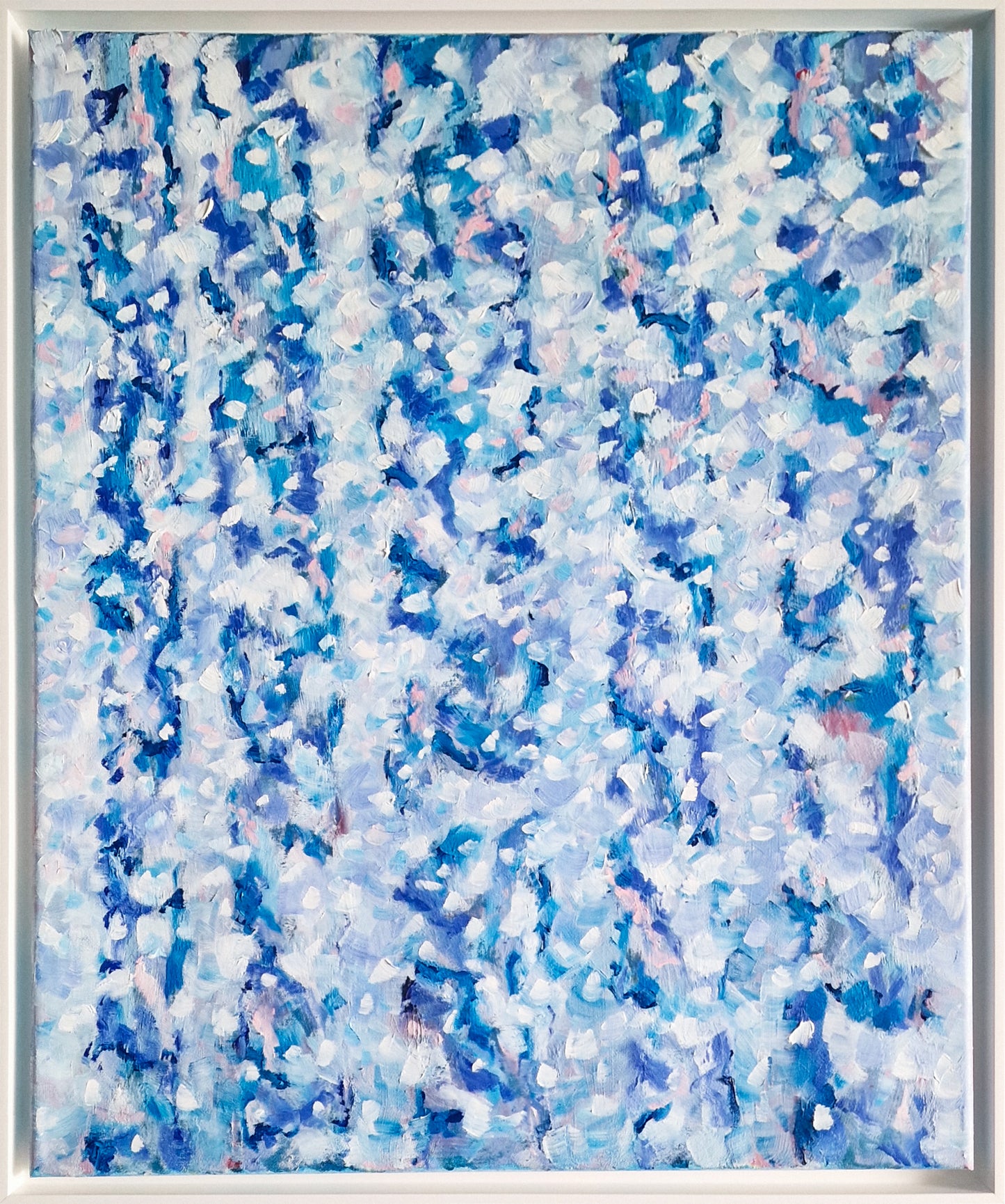 Original Öl-Malerei von Matthias Inselsberger, Titel "Schneegestöber". Impressionistische Darstellung von fünf Birkenstämmen in starkem Schneefall. In Blau und weiß, mit rosafarbenen Flecken an den Stämmen. Öl auf Leinwand, erhältlich bei Galerie Waldbach - What The Artist Made