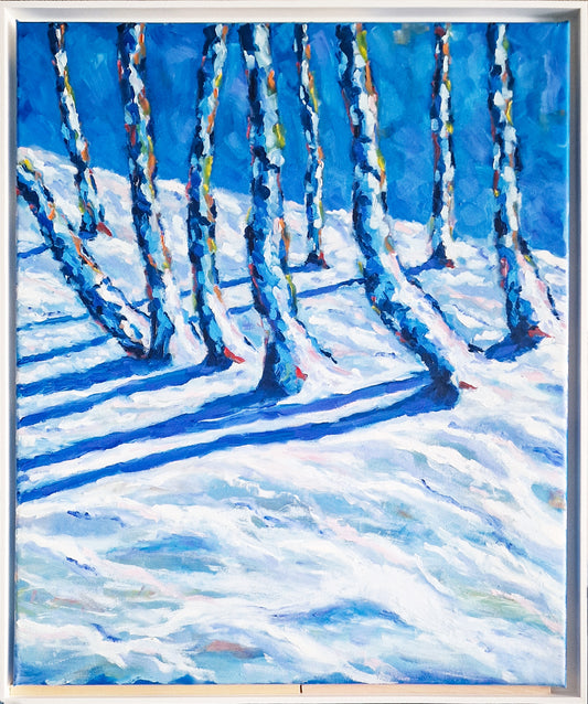 Original Öl-Malerei von Matthias Inselsberger, Titel "Winter 25/26" . Impressionistische Darstellung von Birkenstämmen in der oberen Bildhälfte. Schnee in der unteren Bildhälfte, die  Schatten der Stämme fallen nach links weg. In Blau und weiß, mit roten, grünen und orangenen Flecken an den Stämmen. Öl auf Leinwand, erhältlich bei Galerie Waldbach - What The Artist Made