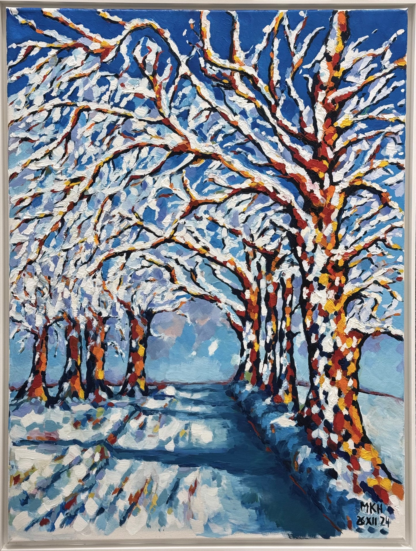 Original Öl-Malerei, Gemälde von Matthias Inselsberger, Titel „Winter XII 24“ – impressionistische Malerei, Schneelandschaft, Allee mit Bäumen in Weiß und Blautönen, Öl auf Leinwand, erhältlich bei What The Artist Made