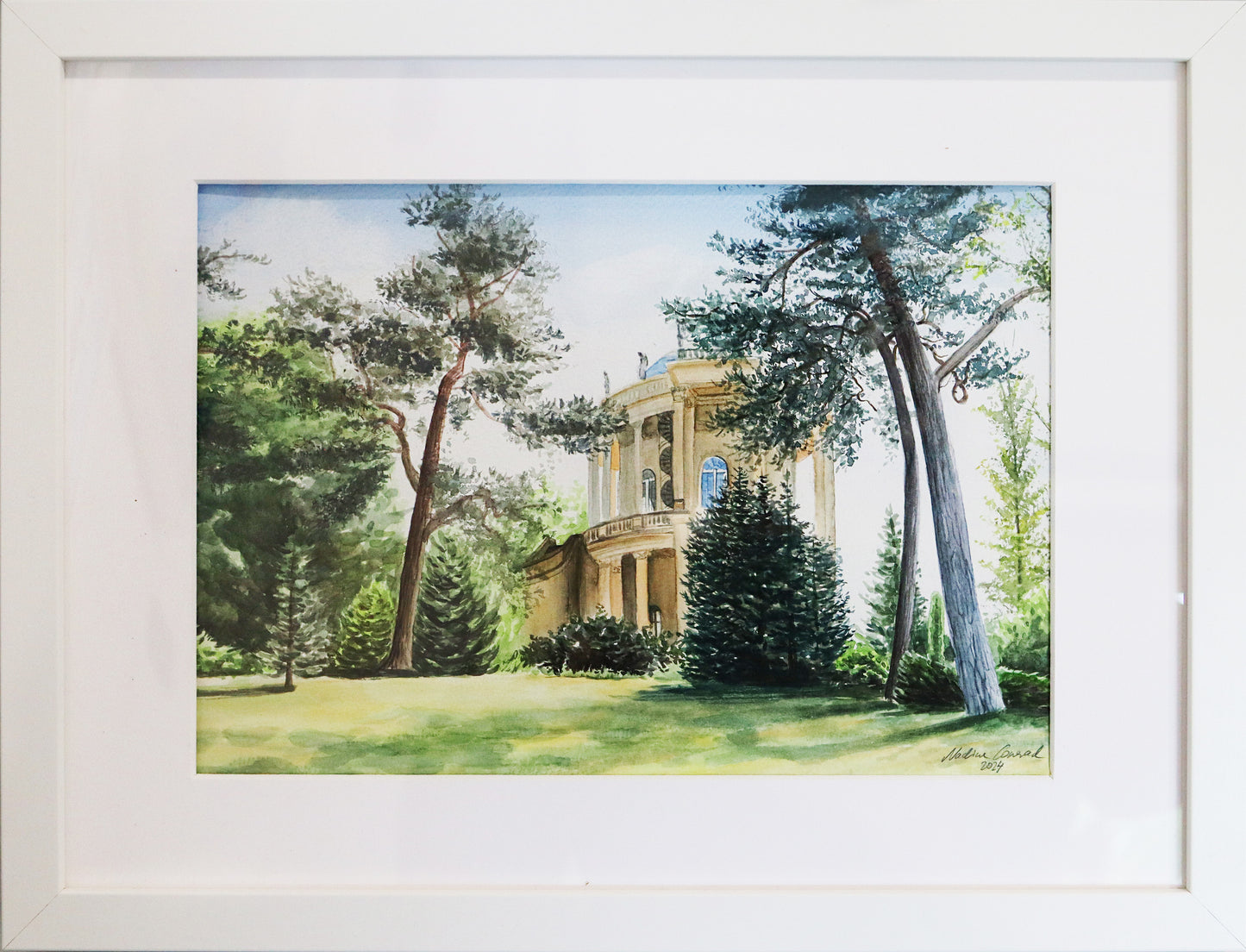 Original Aquarell-Malerei, Gemälde von Nadine Conrad, Titel „Belvedere Klausberg“ – Sicht auf das Belvedere auf dem Klausberg, historische Potsdamer Architektur, Nadelbäume im Mittelgrund,  Sonnenlicht auf Wiese im Vordergrund, Aquarell auf Papier, gerahmt,  erhältlich bei Galerie Waldbach - What The Artist Made