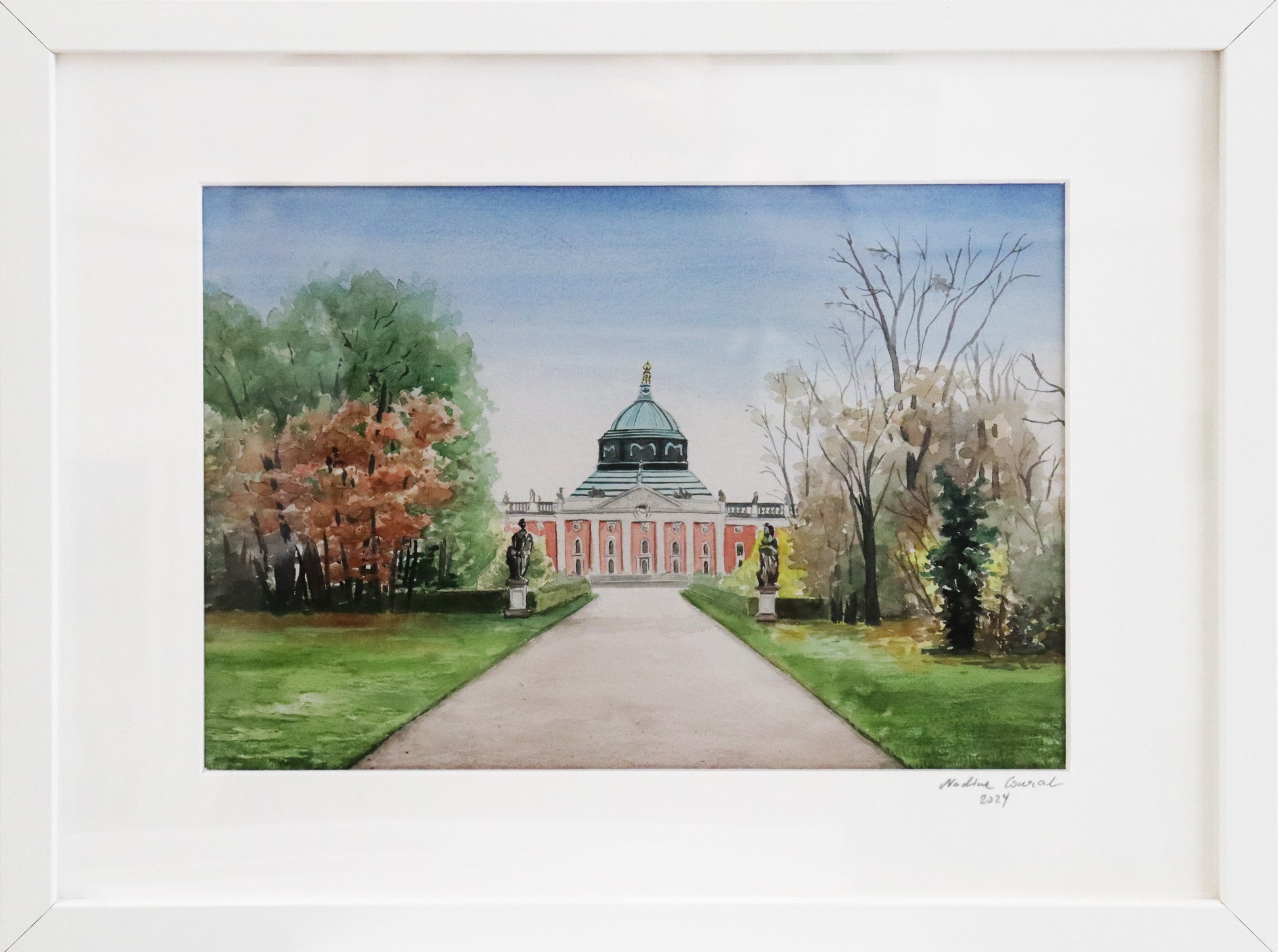Original Aquarell-Malerei, Gemälde von Nadine Conrad, Titel „Neues Palais“ – Sicht auf das Neue Palais im Park Sanssouci, historische Potsdamer Architektur, ein Weg läuft geradlinig auf das Palais zu. Links und Rechts des Weges sind Zierhecken und Bäume. Im Hintergrund Blau des Himmels, im Vordergrund die grüne Wiese. Aquarell auf Papier, gerahmt und mit Passepartout,  erhältlich bei Galerie Waldbach - What The Artist Made