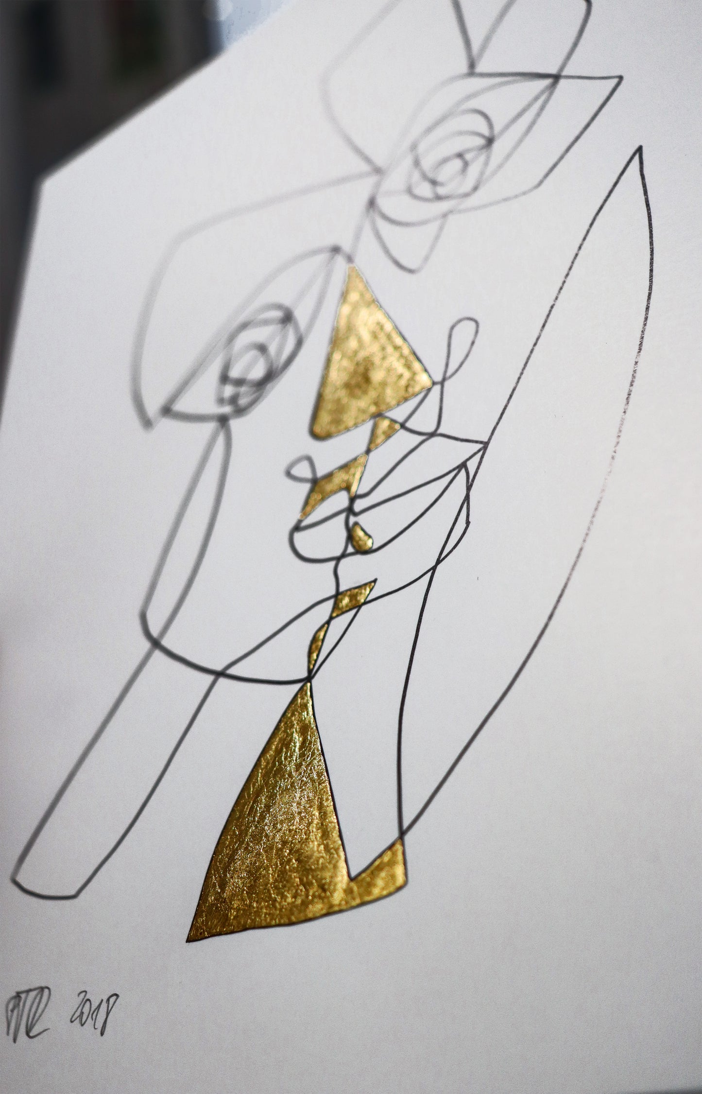 Original Grafik, Mixed Media von Peter Rogge, Titel „Engel mögen dich begleiten“ – Detailsicht auf die goldenen Flächen. Erhältlich bei Galerie Waldbach - What The Artist Made