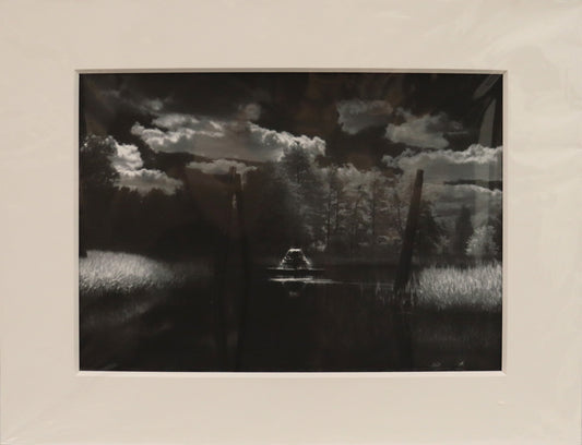 Original Fotografie, von Uwe Paul Schulze, Titel „Fontaene“ – Ansicht einer Fontäne mit Seelandschaft, Fotografie auf Papier, in Schutzhülle, erhältlich bei What The Artist Made
