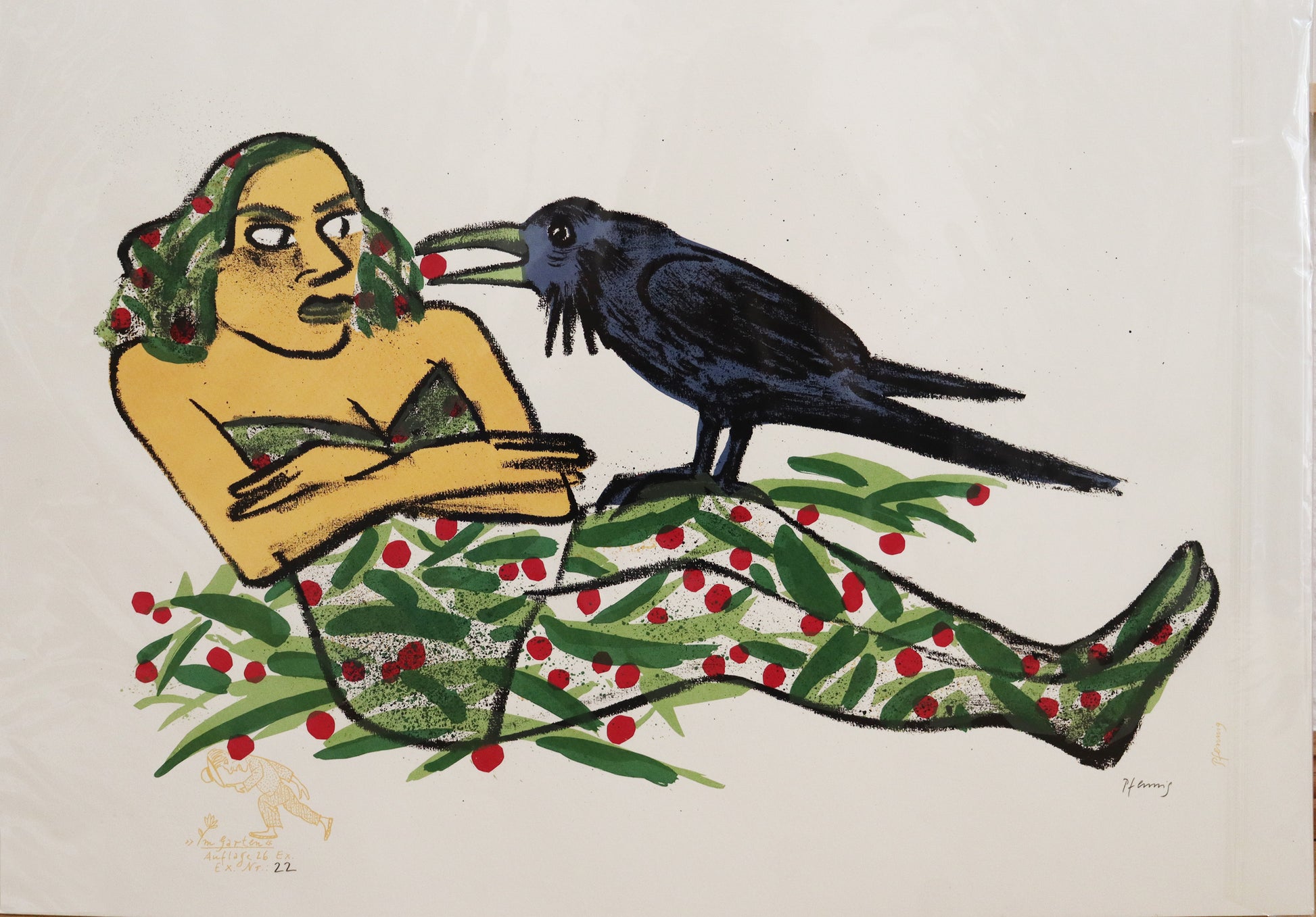 Druck Edition Trodler, von Wolf-Dieter Pfennig, Titel „Im Garten“ – expressive  Darstellung einer sitzenden Frau in einem grünen Kleid aus Pflanzen und Beeren,die Arme verschränkt, auf ihrem Bein ein Rabe/Krähe stehend. Er hält  eine Beere im Schnabel. Gelb, grün und schwarz, erhältlich bei Galerie Waldbach - What The Artist Made 