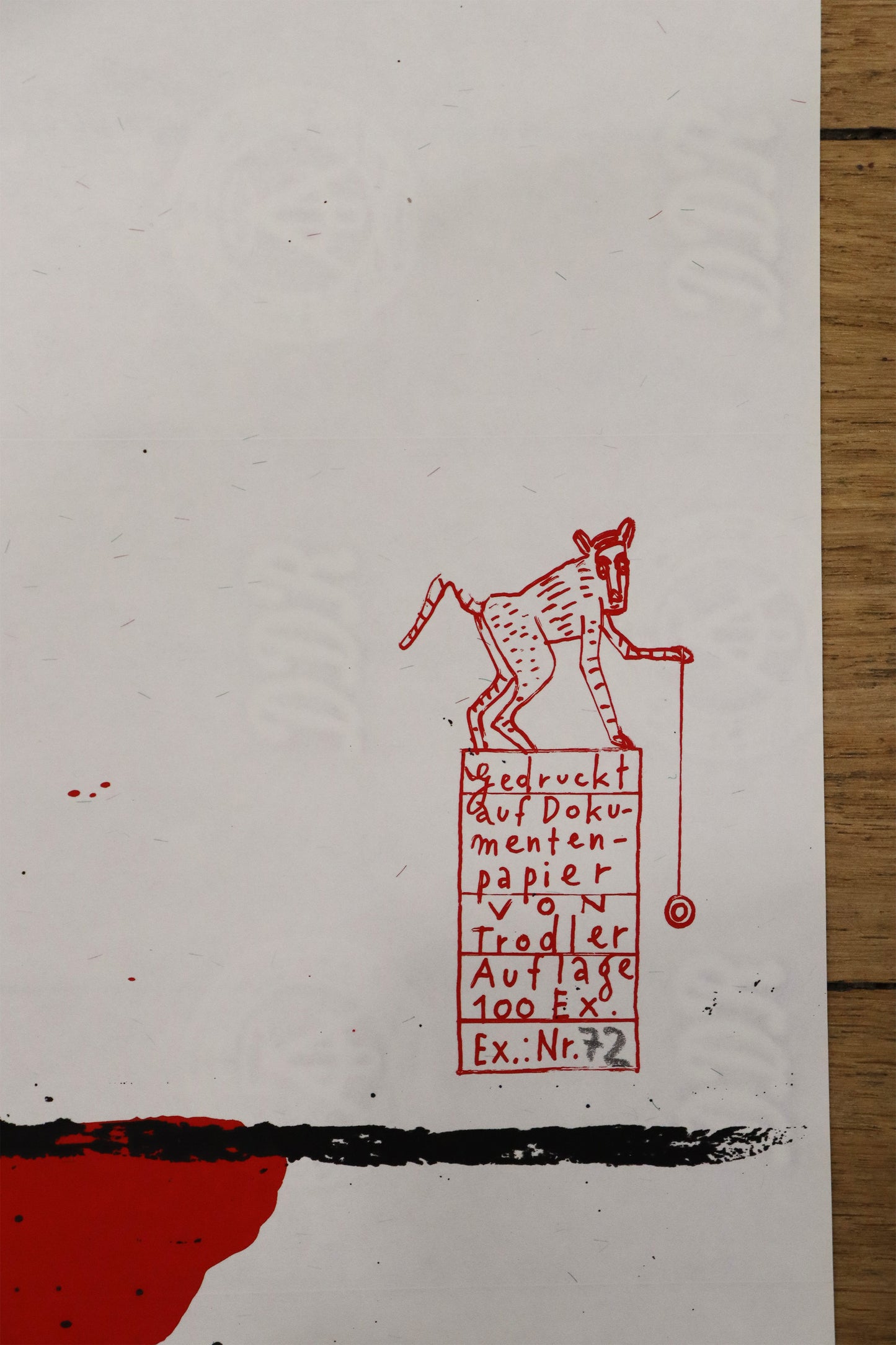 Druck Edition Trodler, von Wolf-Dieter Pfennig, Titel „Pferd und Reiter – Detailaufnahme der Vignette von Trodler und Exemplarnummer, in rot,  Galerie Waldbach - What The Artist Made