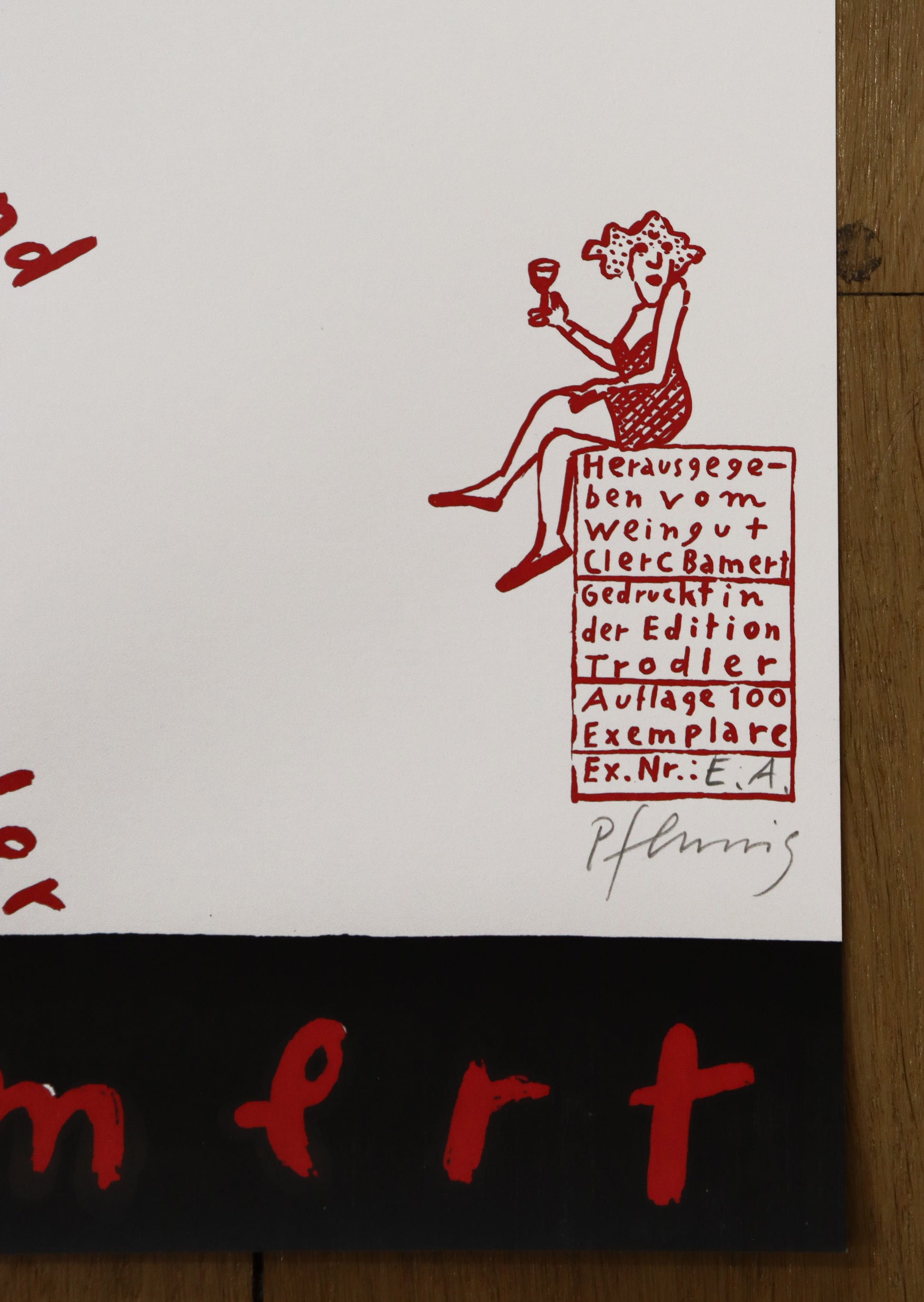 Druck Edition Trodler, von Wolf-Dieter Pfennig, Titel „Weingut  Hofladen“ – Detailaufnahme der Vignette von Trodler und Originalsignatur von Pfennig, in rot, Galerie Waldbach - What The Artist Made