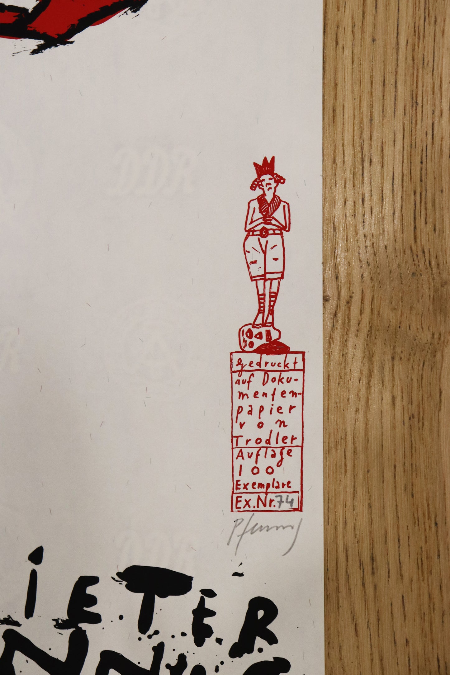Druck Edition Trodler, von Wolf-Dieter Pfennig, Titel „Wismar, New  Orleans“ – Detailaufnahme der Vignette von Trodler und Exemplarnummer, in rot, Original Signatur Pfennig, Galerie Waldbach - What The Artist Made