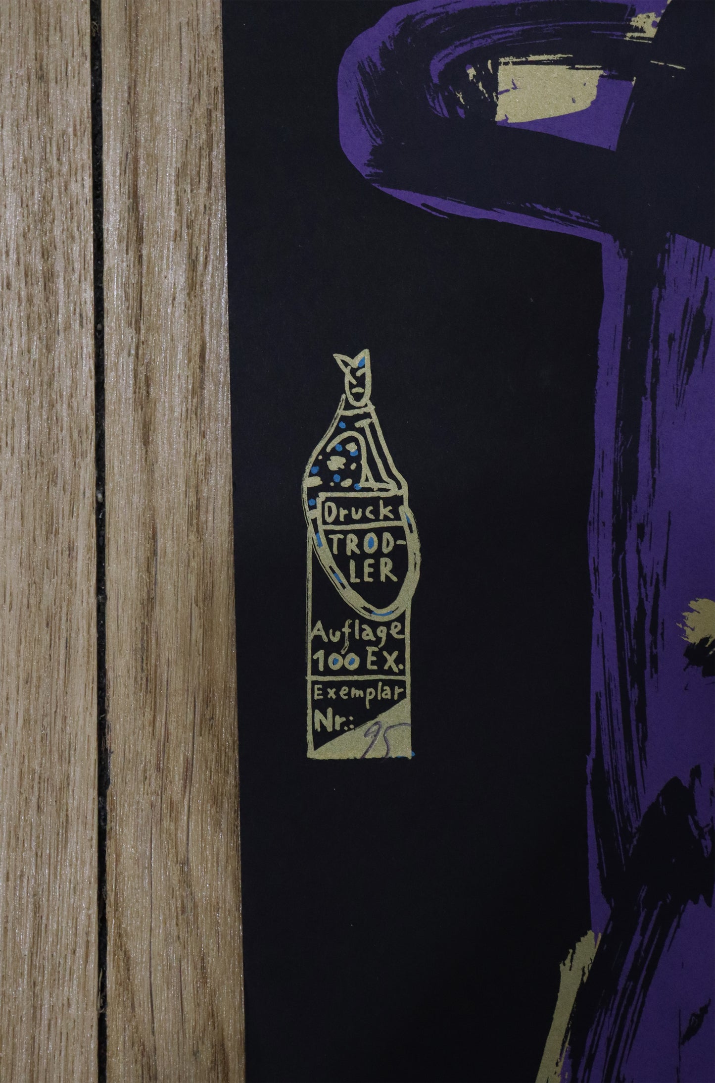 Druck Edition Trodler, von Wolf-Dieter Pfennig, Titel „Zwei  Katzen“ – Detailaufnahme der Vignette von Trodler in gold/blassem gelb, Galerie Waldbach - What The Artist Made