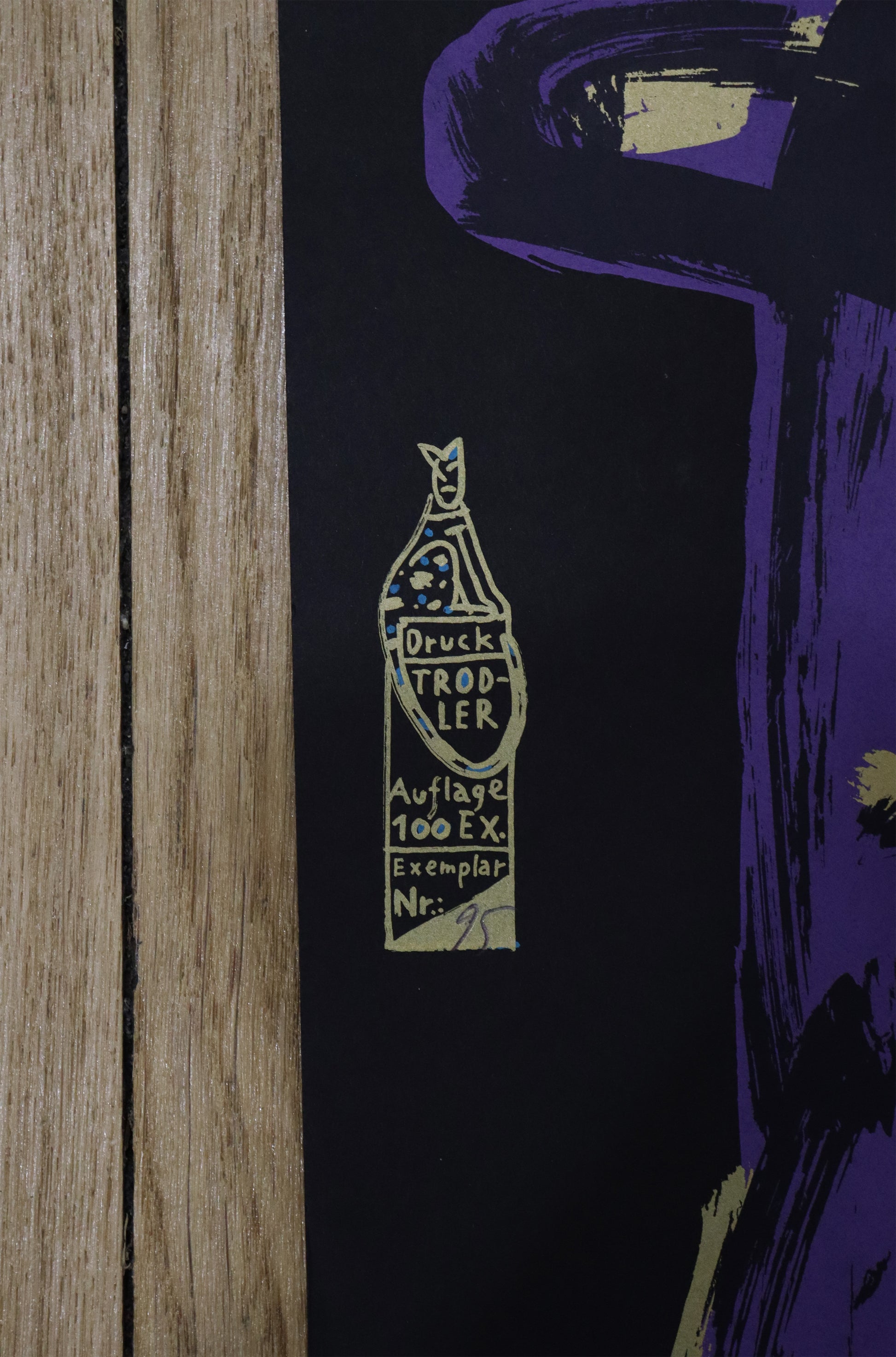 Druck Edition Trodler, von Wolf-Dieter Pfennig, Titel „Zwei  Katzen“ – Detailaufnahme der Vignette von Trodler in gold/blassem gelb, Galerie Waldbach - What The Artist Made