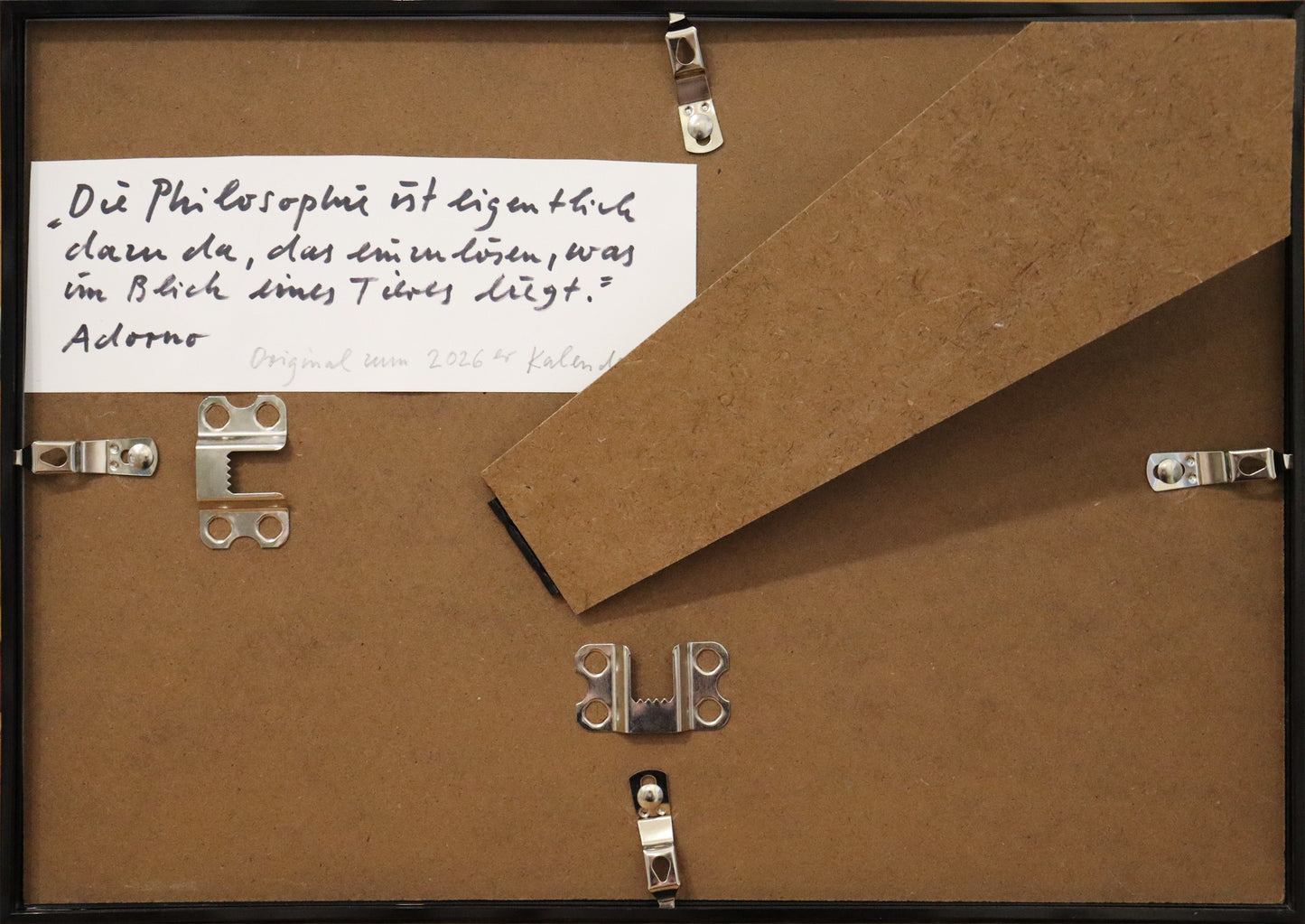 Original Mixed-Media-Malerei von Wolf-Dieter-Pfennig, Titel  „Die Philosophie ist eigentlich dazu da, das einzulösen, was im Blick eines Tieres liegt. Adorno“  – Detailansicht der Rückseite des Rahmens, Mixed Media auf Papier, signiert, erhältlich bei Galerie Waldbach, What the Artist Made