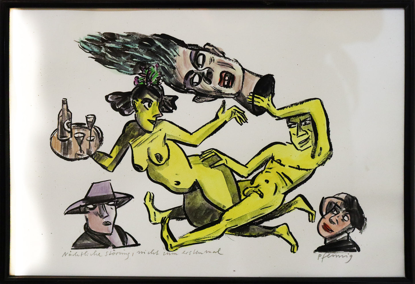 Original Mixed-Media-Malerei von Wolf-Dieter-Pfennig, Titel „Nächtliche Störung, nicht zum ersten Mal“  – expressive Darstellung einer Frau und eines Mannes, unbekleidet, die Beine verschränkt, wie zum Akt. Um beide herum Gesichter. Die Frau hält ein Tablett. Beide in gelbem Farbton. Mixed Media auf Papier, signiert, erhältlich bei Galerie Waldbach, What the Artist Made
