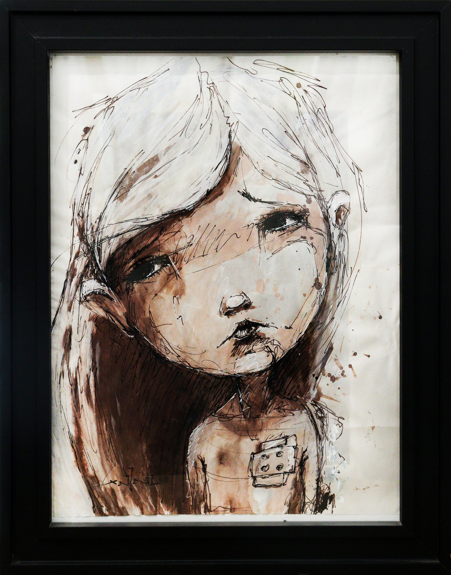 Original Mixed-Media von XNine, Graffiti-Künstler aus Potsdam, ohne Titel. Ausdrucksstarkes emotionales Porträt einer Person/Mädchen mit traurigem Blick. Es schaut seitlich aus dem Bild heraus. In rotbraunen Tönen, gerahmt, erhältlich bei Galerie Waldbach - What The Artist Made