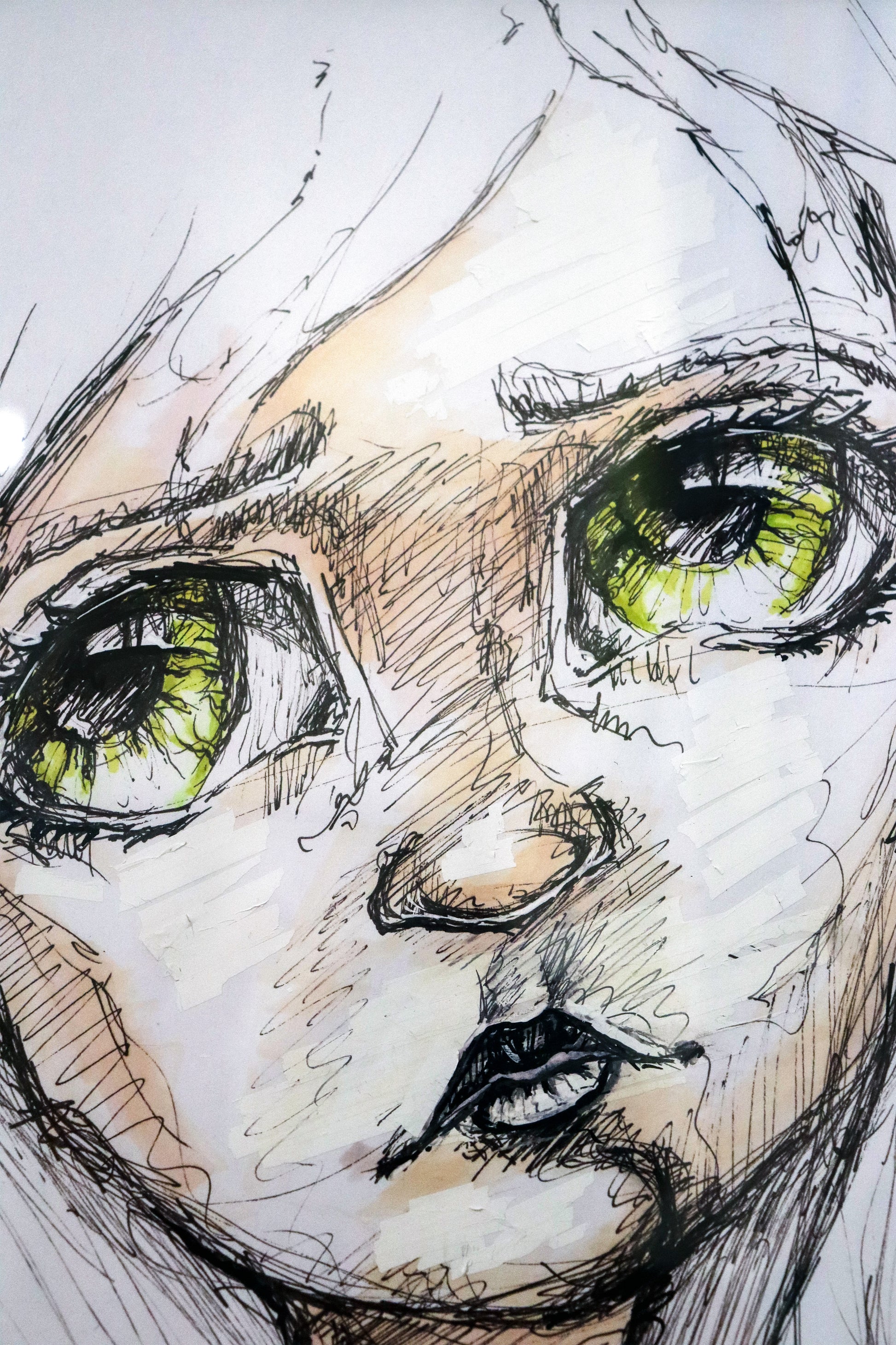 Original Mixed-Media von XNine, Graffiti-Künstler aus Potsdam, ohne Titel. Ausdrucksstarkes emotionales Porträt einer Person/Mädchen mit traurigem Blick. Es schaut mit großen grünen Augen seitlich aus dem Bild heraus. Gerahmt, erhältlich bei Galerie Waldbach - What The Artist Made