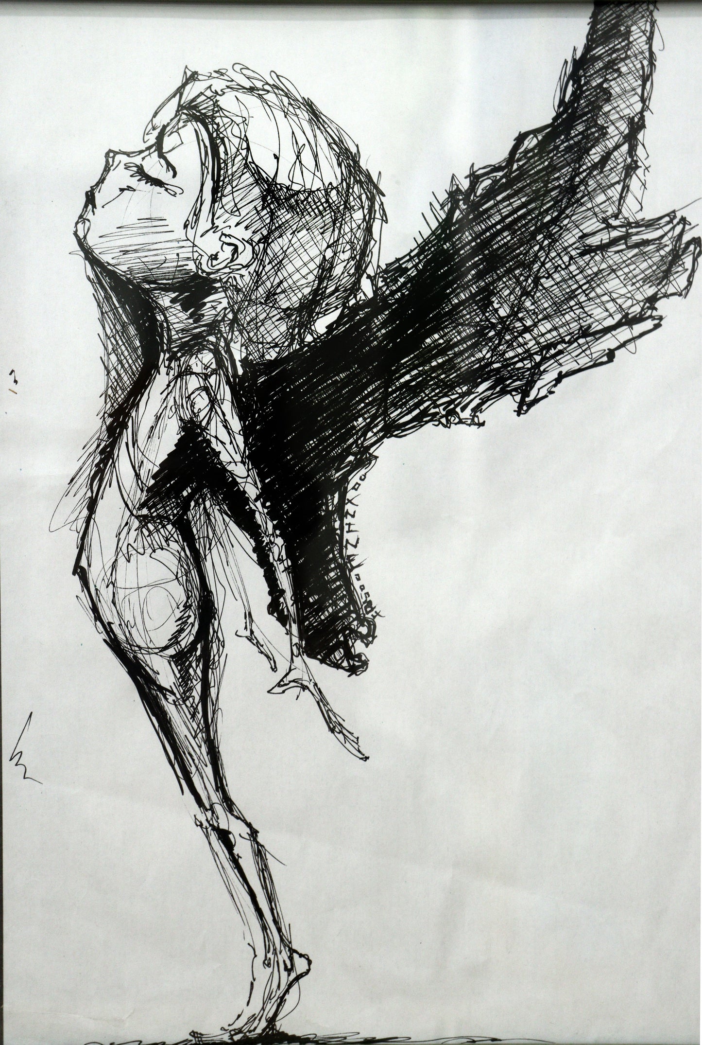 Original Mixed-Media von XNine, Graffiti-Künstler aus Potsdam, ohne Titel. Ausdrucksstarkes emotionales Porträt einer Person/Mädchen mit aufgerichtetem Stand in Seitenansicht. Hinter dem Mädchen ist eine dunkle Fläche, die an Flügel erinnert. Gerahmt, erhältlich bei Galerie Waldbach - What The Artist Made