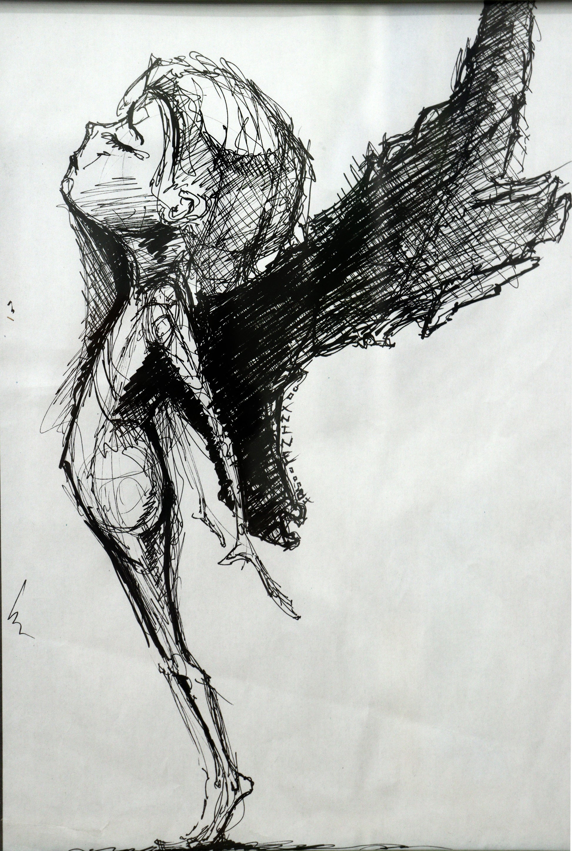 Original Mixed-Media von XNine, Graffiti-Künstler aus Potsdam, ohne Titel. Ausdrucksstarkes emotionales Porträt einer Person/Mädchen mit aufgerichtetem Stand in Seitenansicht. Hinter dem Mädchen ist eine dunkle Fläche, die an Flügel erinnert. Gerahmt, erhältlich bei Galerie Waldbach - What The Artist Made