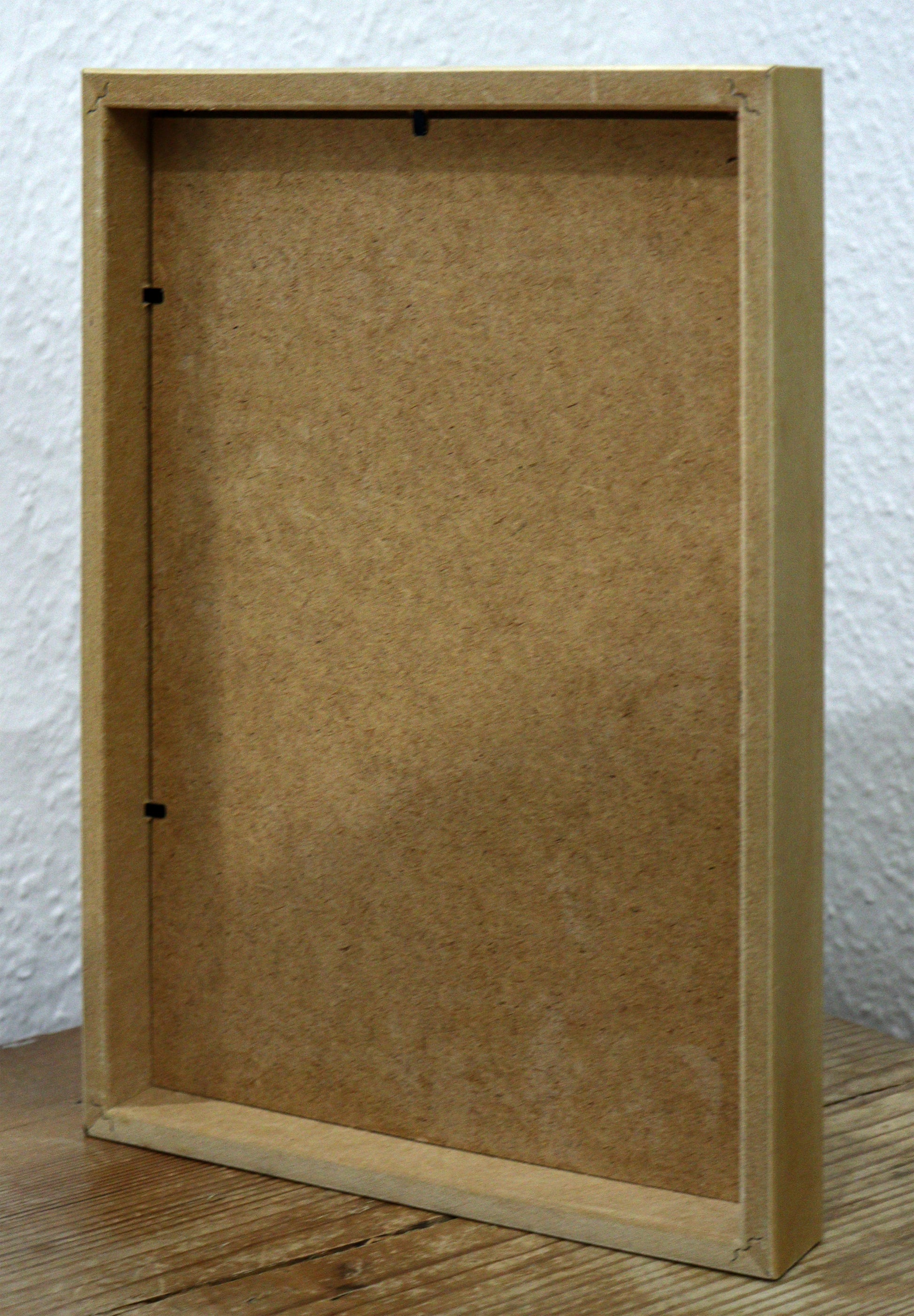 Original Mixed-Media von XNine, Graffiti-Künstler aus Potsdam, ohne Titel. Ansicht des Rahmens von der Rückseite. Gerahmt, erhältlich bei Galerie Waldbach - What The Artist Made