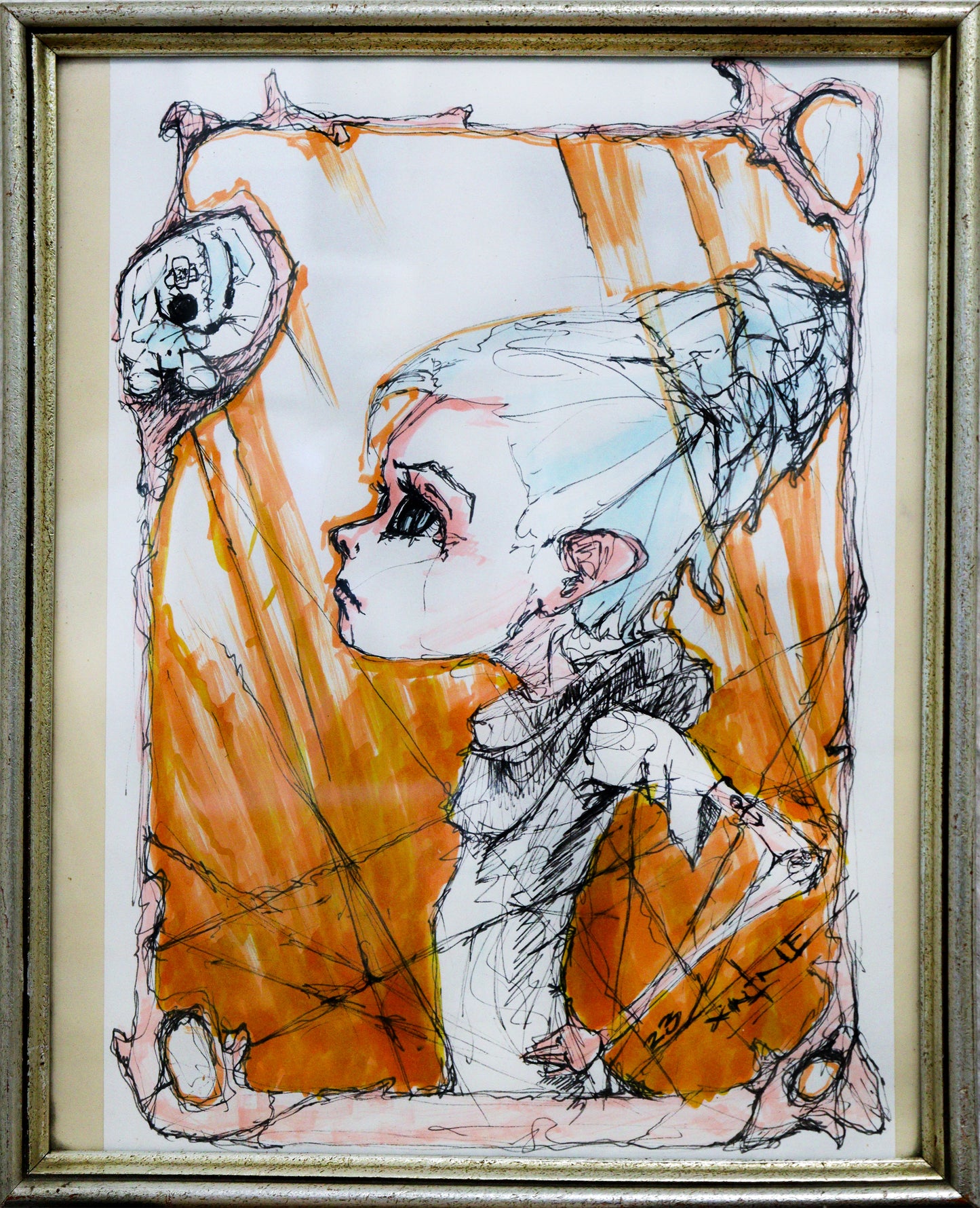 Original Mixed-Media von XNine, Graffiti-Künstler aus Potsdam, ohne Titel. Ausdrucksstarkes emotionales Porträt einer Person/Mädchen, in seitlicher Ansicht. Sie hat die Arme in die Seite gestemmt und schaut hinauf zu einem Stofftier-Hasen. Oranger Hintergund mit Markerspuren. Gerahmt, erhältlich bei Galerie Waldbach - What The Artist Made