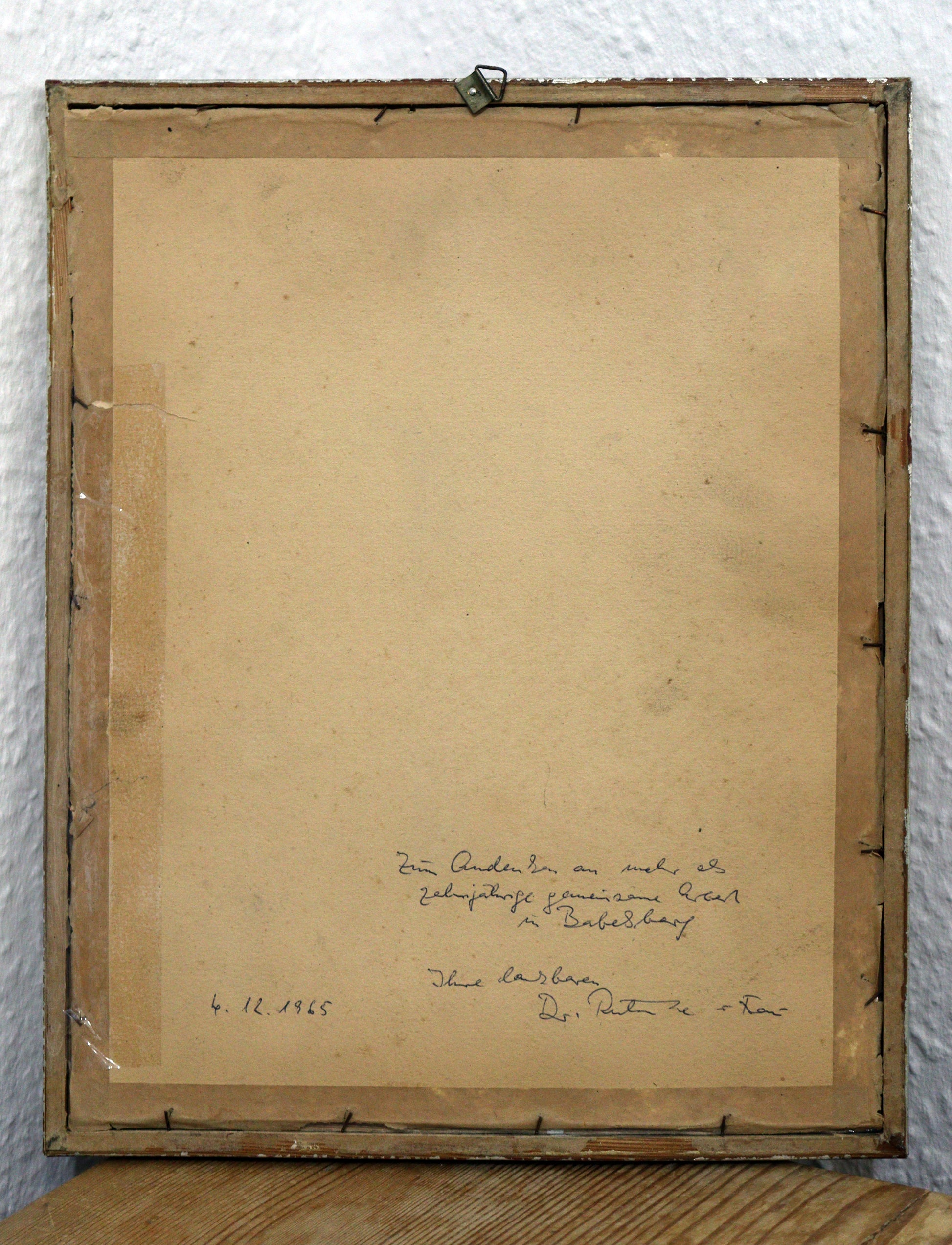 Original Mixed-Media von XNine, Graffiti-Künstler aus Potsdam, ohne Titel. Ansicht der Rückseite des Rahmens, mit Widmung bzgl. eines vorhergehenden Bildes, datiert 04.12.1965. Gerahmt, erhältlich bei Galerie Waldbach - What The Artist Made