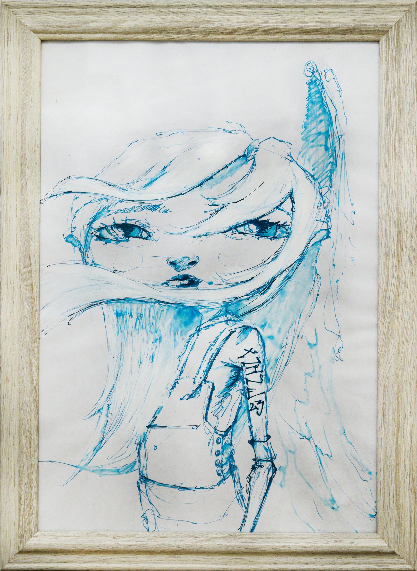 Original Mixed-Media von XNine, Graffiti-Künstler aus Potsdam, ohne Titel. Ausdrucksstarkes emotionales Porträt einer Person/Mädchen, in Cyan-Farbe, helltürkis. Comicartiger Stil mit großem Kopf und ausdrucksstarken Augen, sie schaut den Betrachter an. Gerahmt, erhältlich bei Galerie Waldbach - What The Artist Made